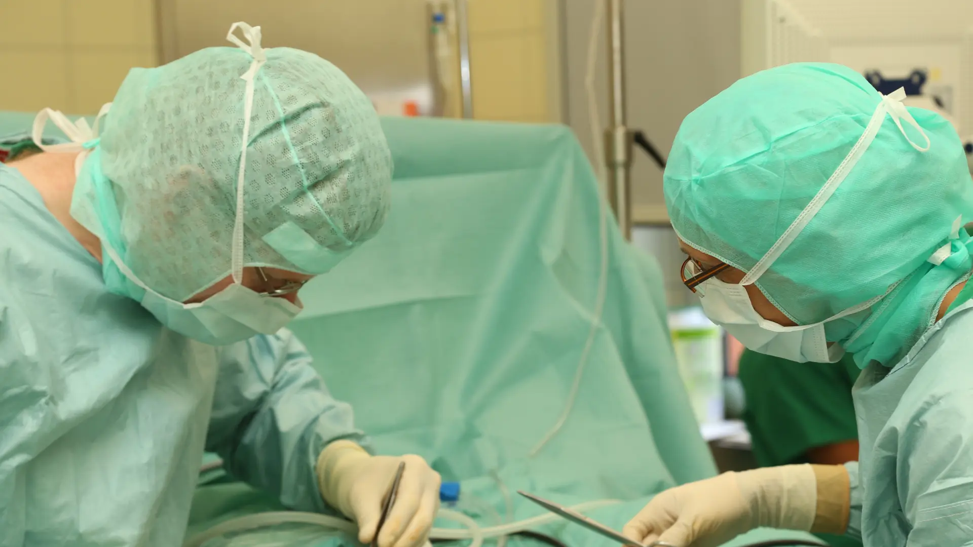 Zwei Männer bei einer Operation