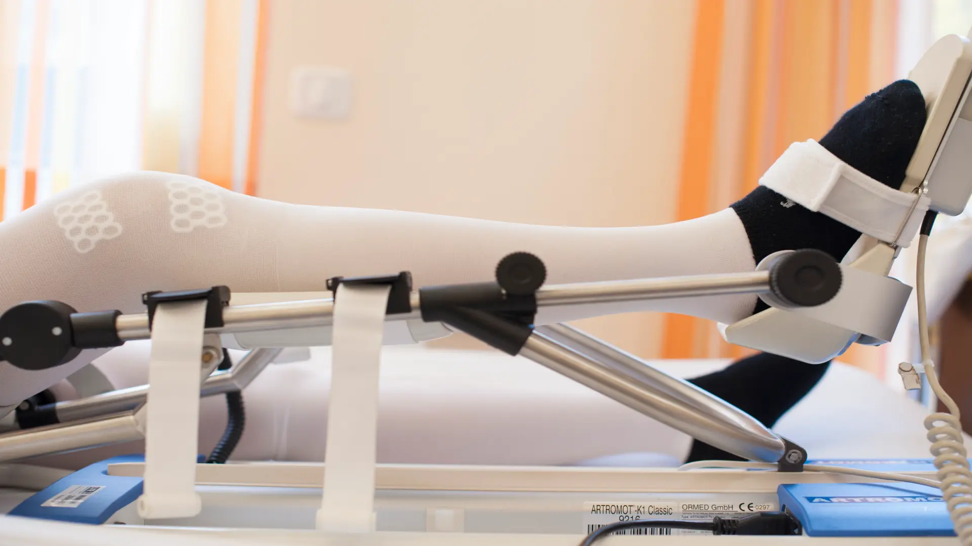 Patienten bei der Physio mit Beinschiene nach Operation