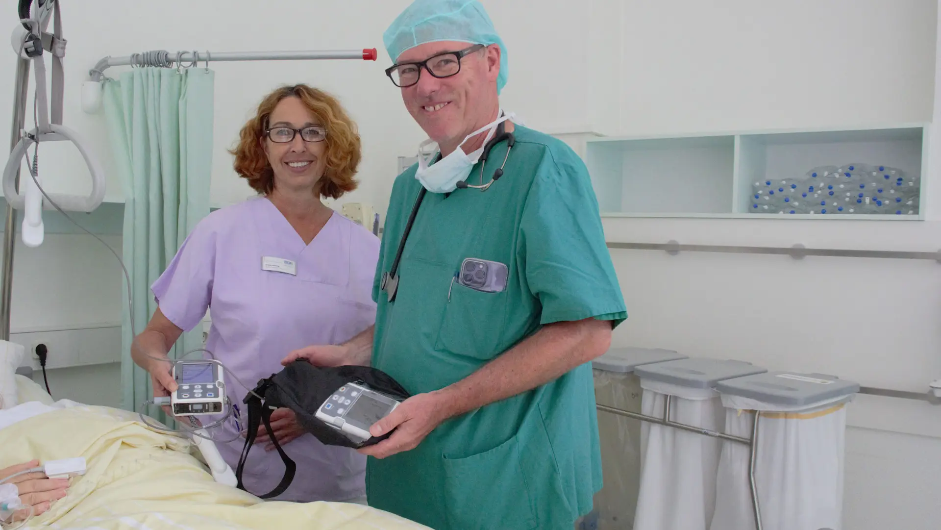 Bild einer Schmerzpumpe mit Mitarbeitenden in der LVR-Klinik für Orthopädie Viersen