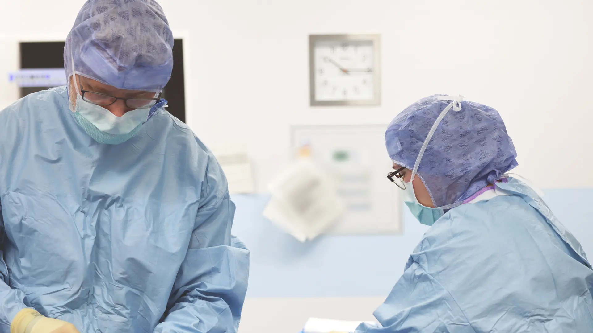 Operationssaal mit Operateur*innen bei der Arbeit