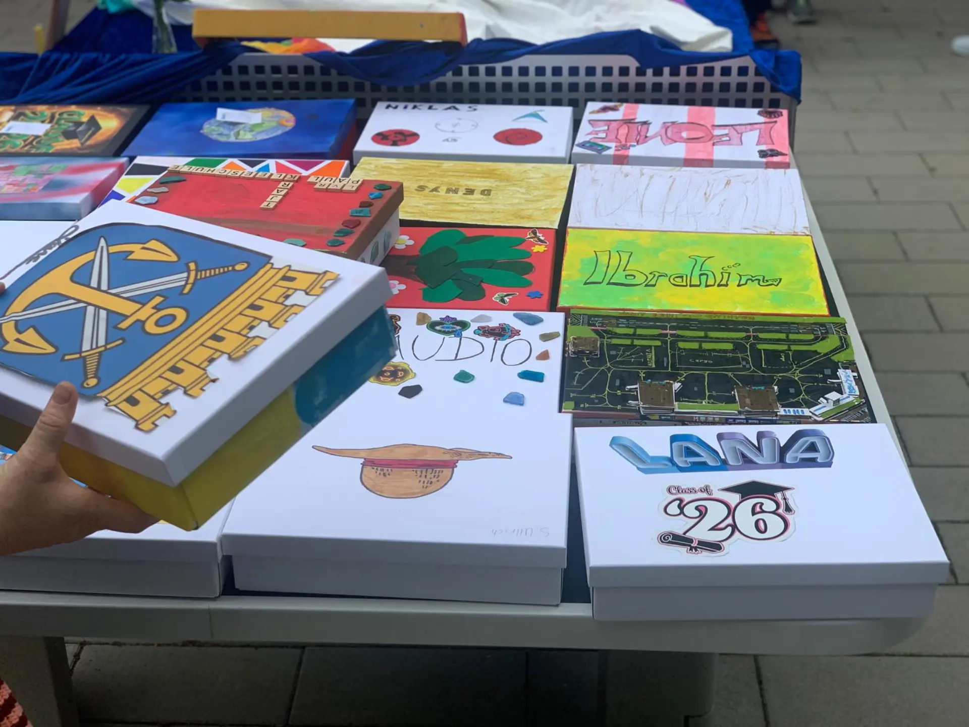 Abschlussboxen der Entlassschülerinnen und -schüler