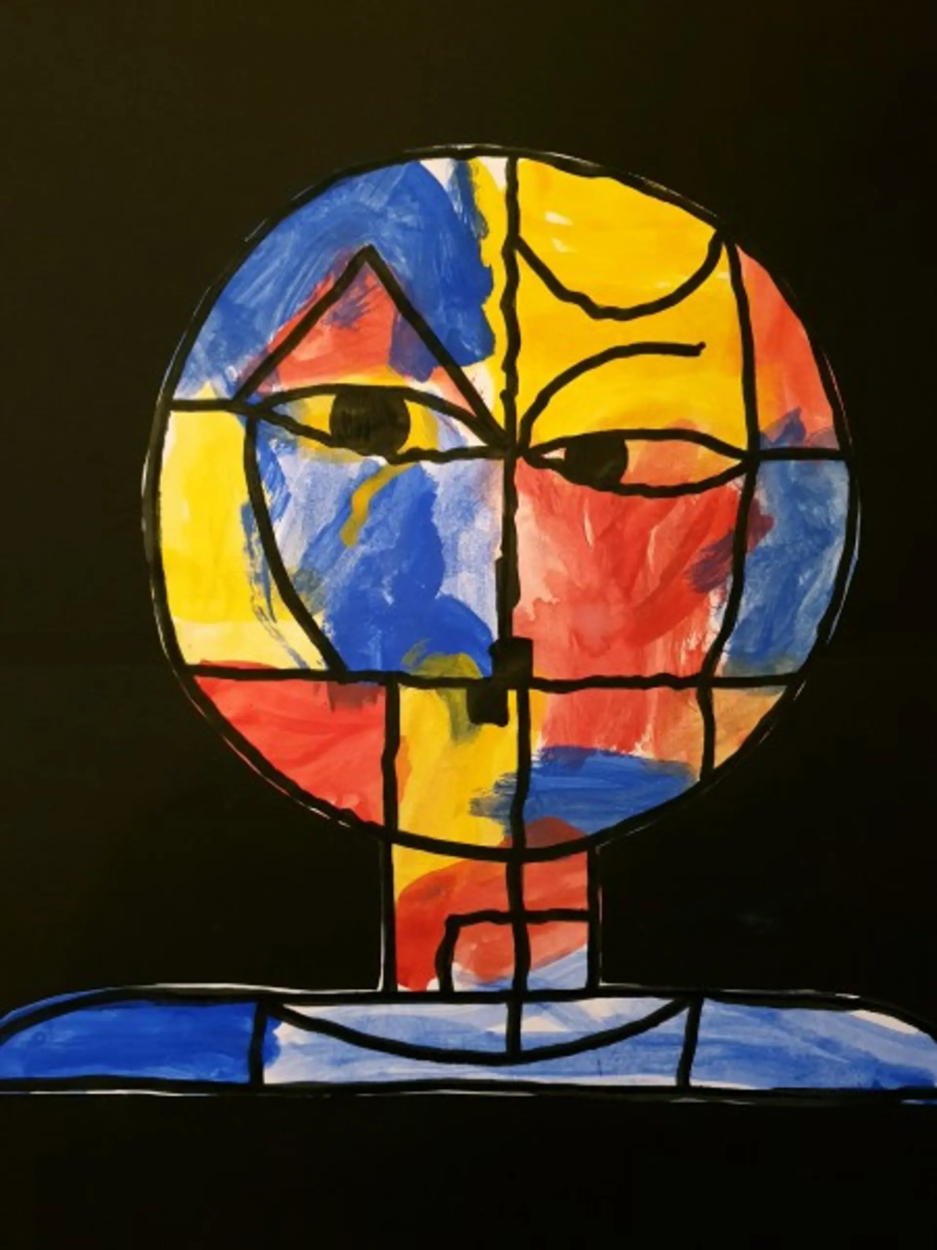 Ein von Paul Klee inspiriertes Bild auf schwarzem Grund: Ein runder Kopf mit Hals und Schultern, unterteilt durch dicke schwarze Linien. Die Flächen sind bunt in Blau, Gelb und Rot ausgemalt.