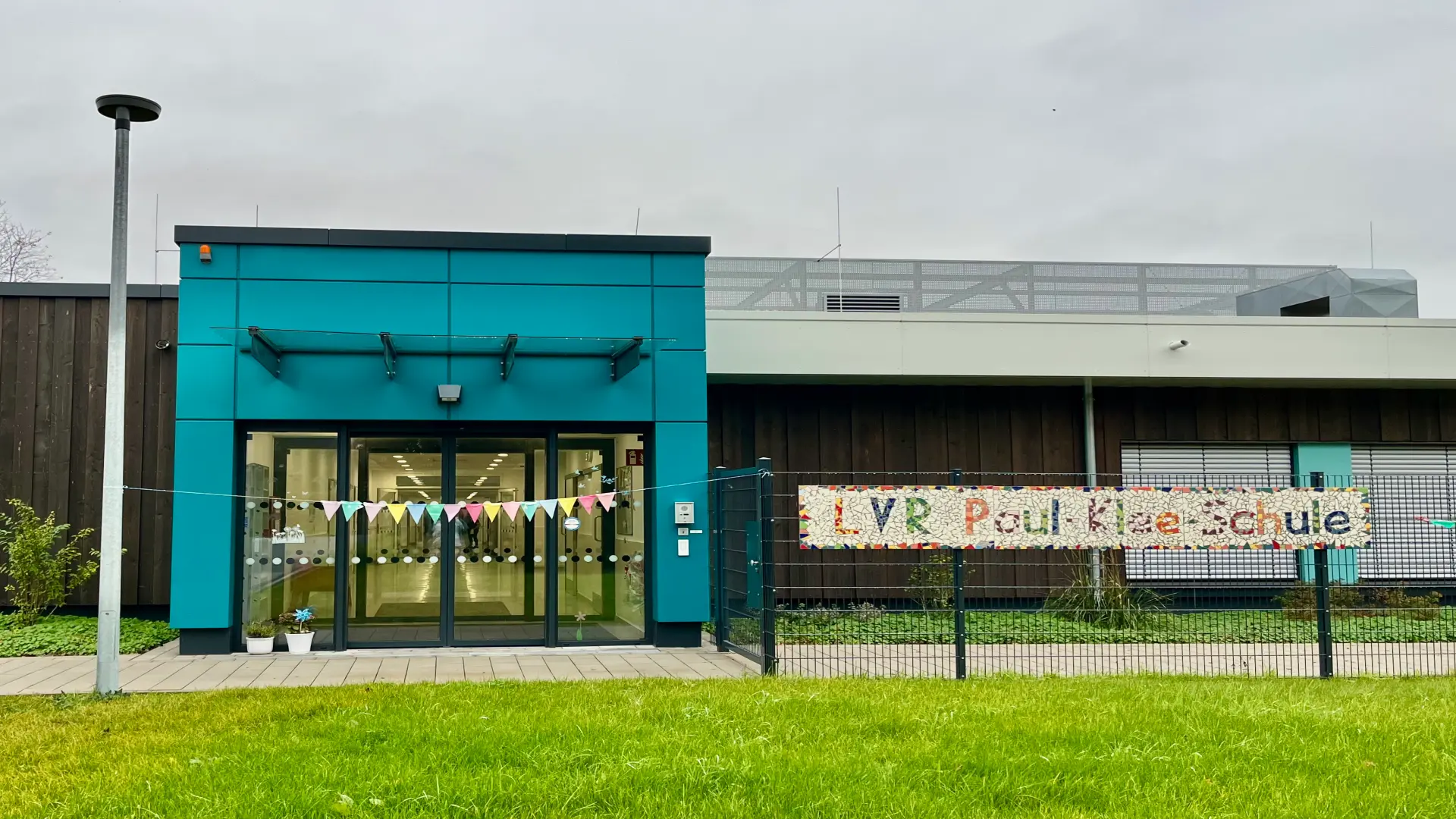 Haupteingang der LVR-Paul-Klee-Schule mit Mosaikschriftzug