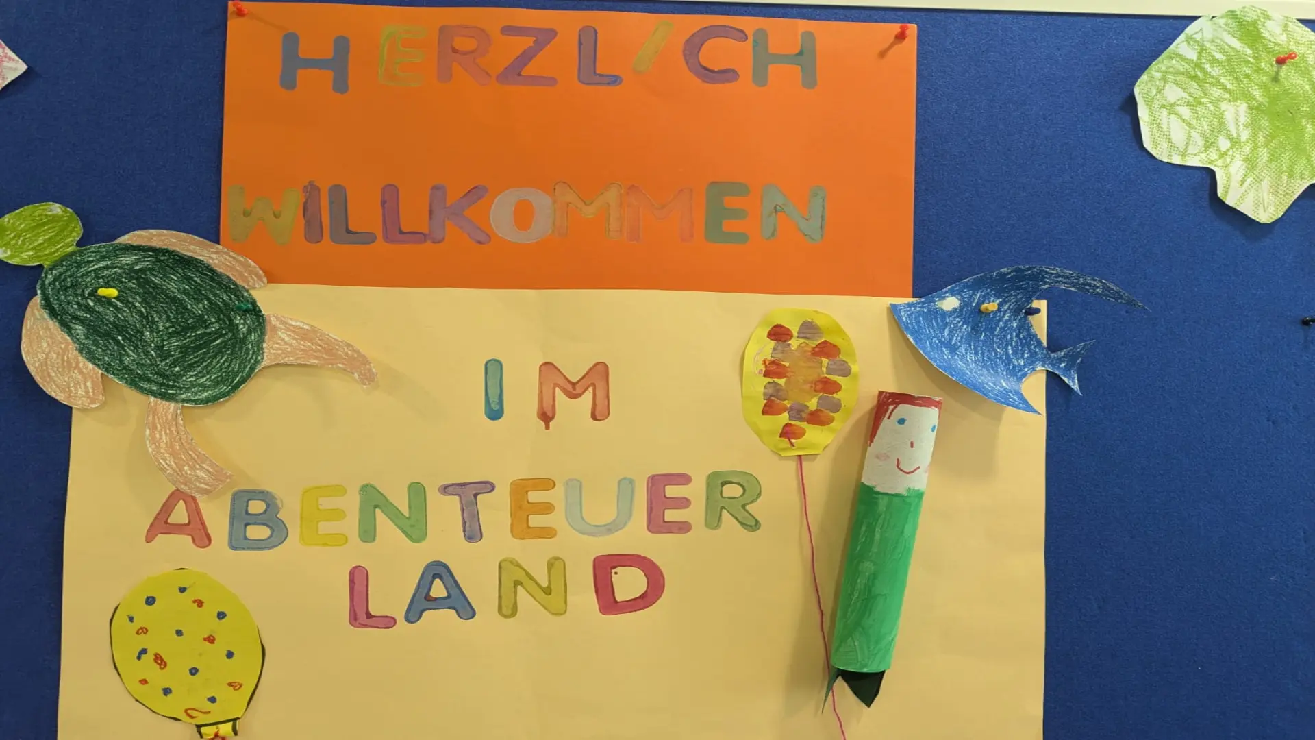 selbst gestaltetes Plakat auf dem "Willkommen im Abenteuerland" steht