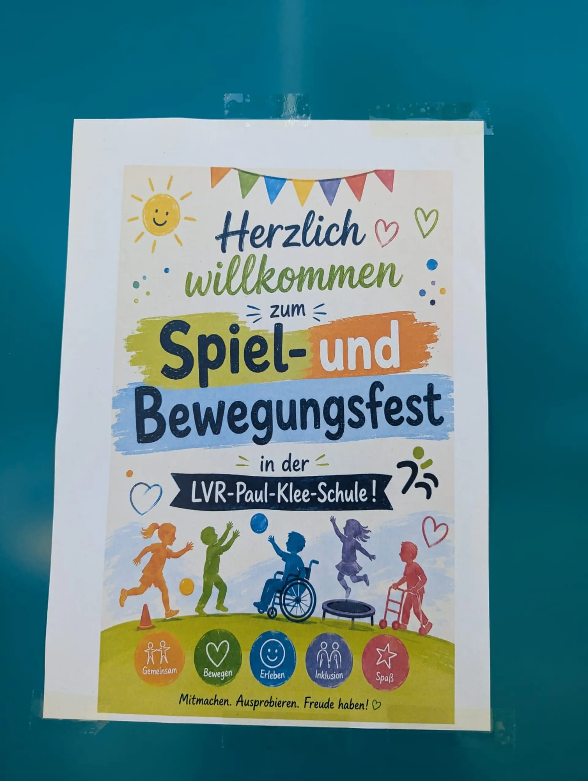 ein Plakat auf dem "Herzlich Willkommen zum Spiel- und Bewegungsfest" steht