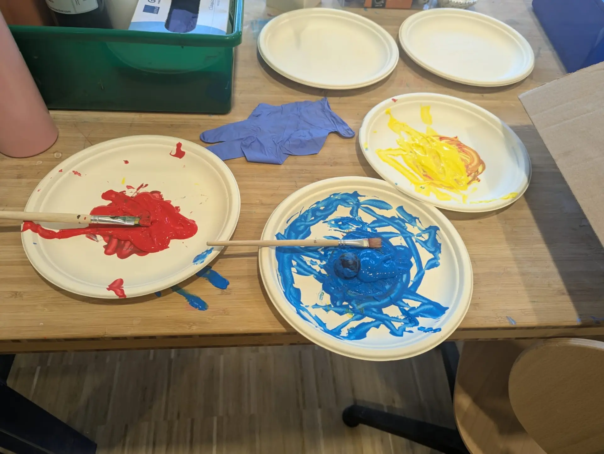 Pappteller mit den Farben blau, rot und gelb