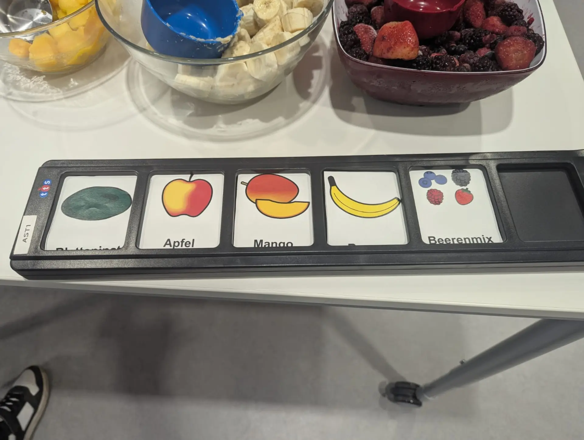 eine sprechende Leiste mit verschiedenen Obstsorten