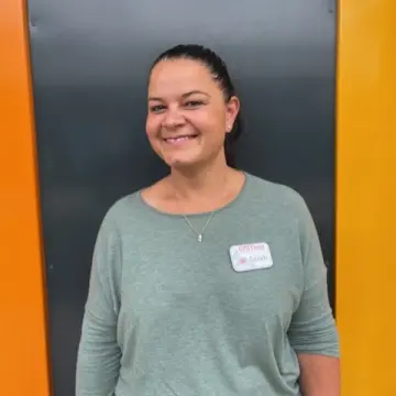 Porträtfoto von Sarah Fruth