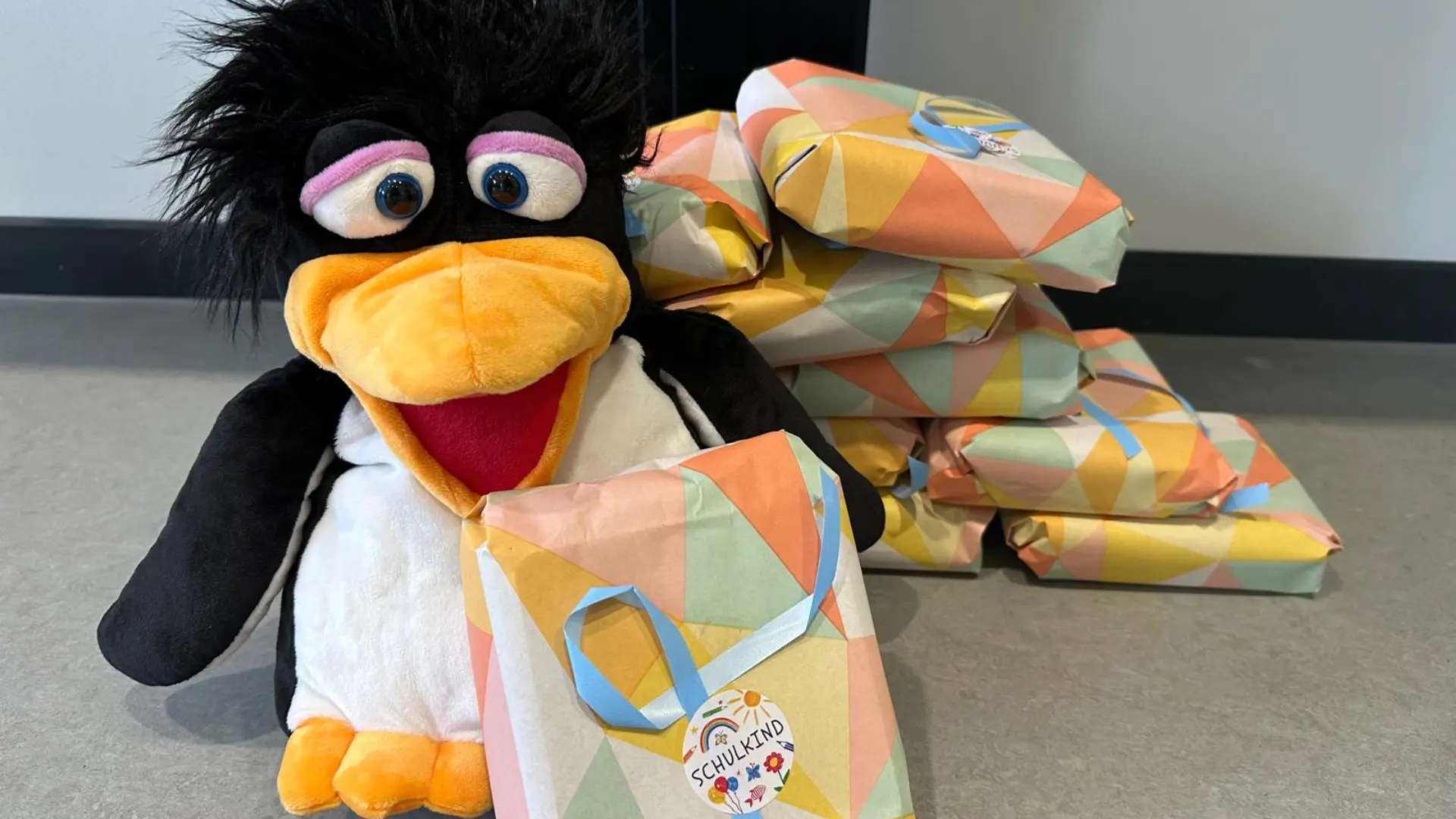 ein Kuscheltier Pinguin mit einer Schultüte