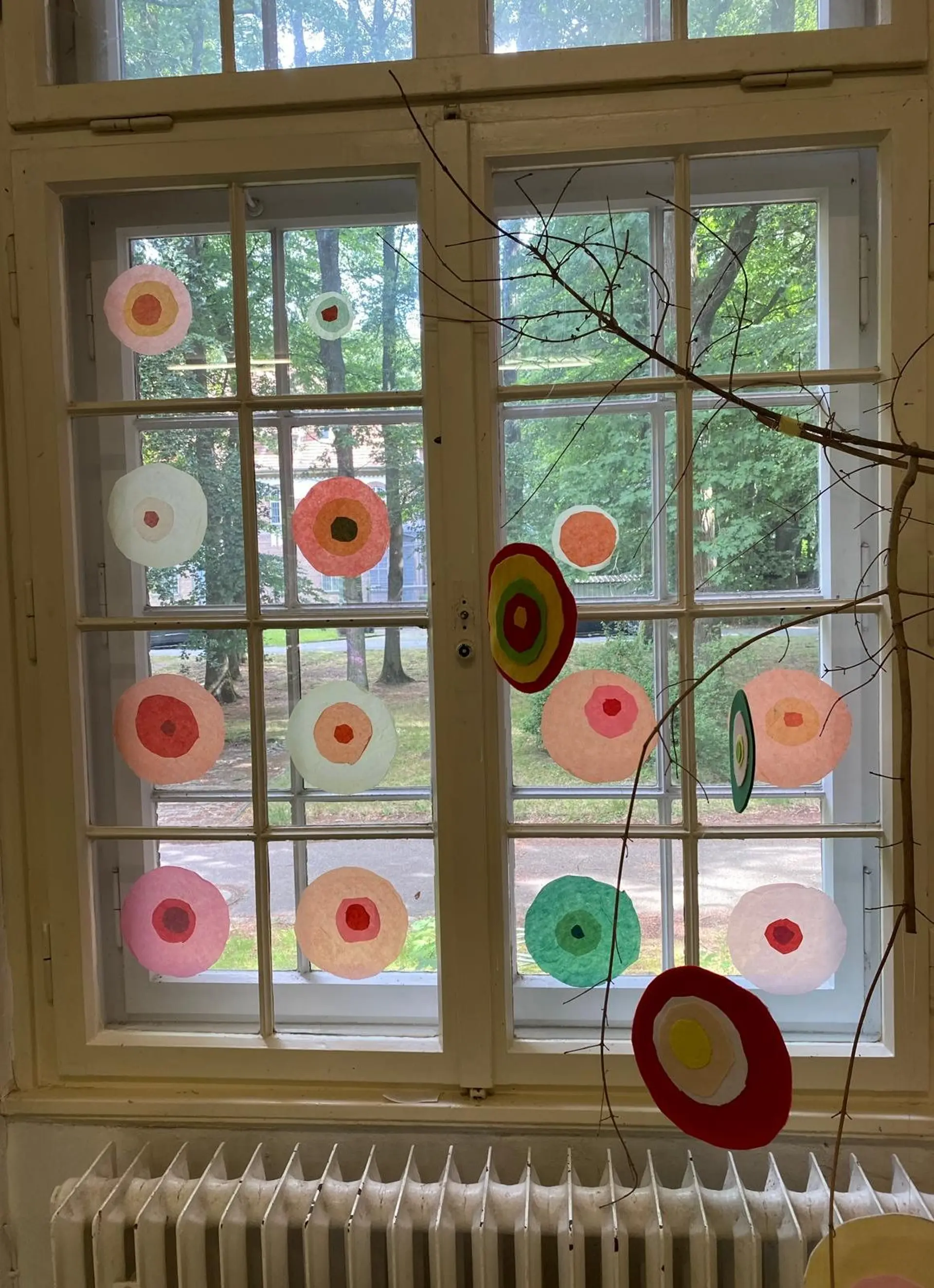 Gestaltetes Fenster in der LVR-Paul-Moor-Schule