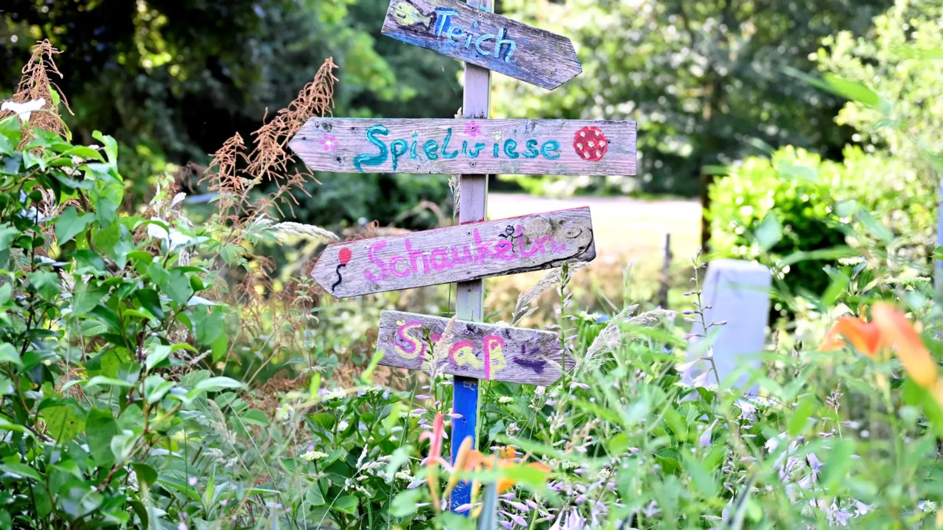 Selbstgestalteter Wegweiser aus Holz
