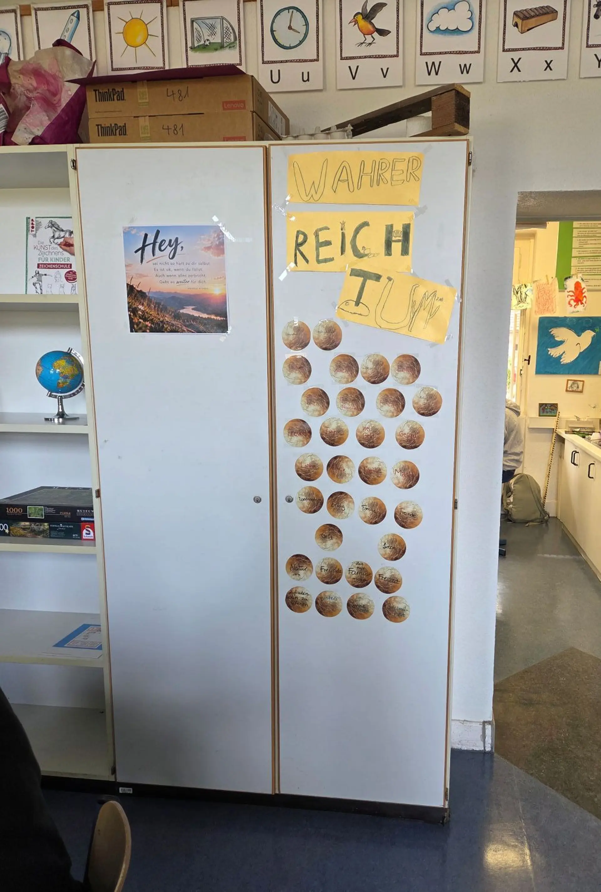 Gestalteter Schrank in Klassenzimmer der LVR-Paul-Moor-Schule