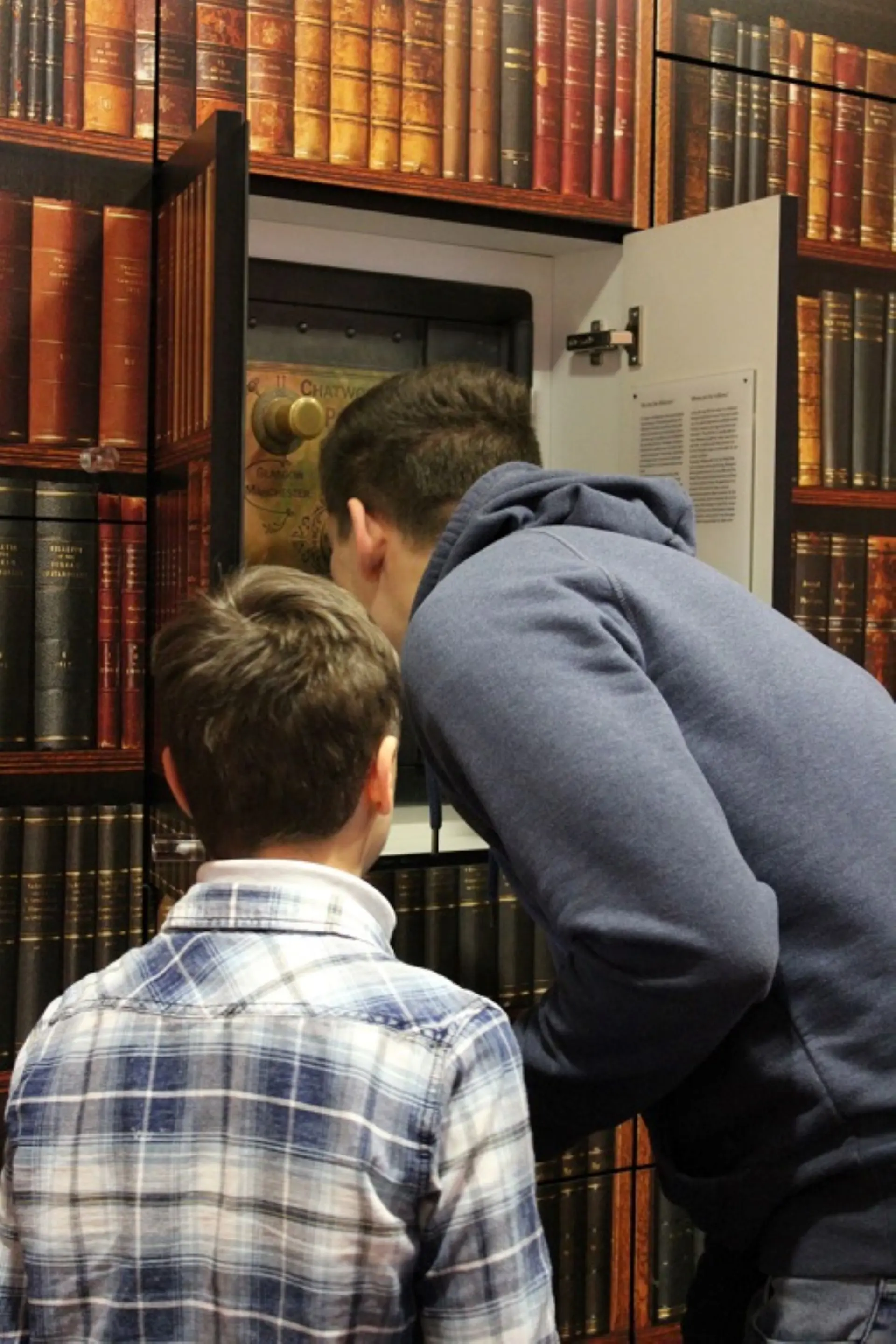 Zwei Schüler schauen sich im Röntgen-Museum ein altes Gerät an