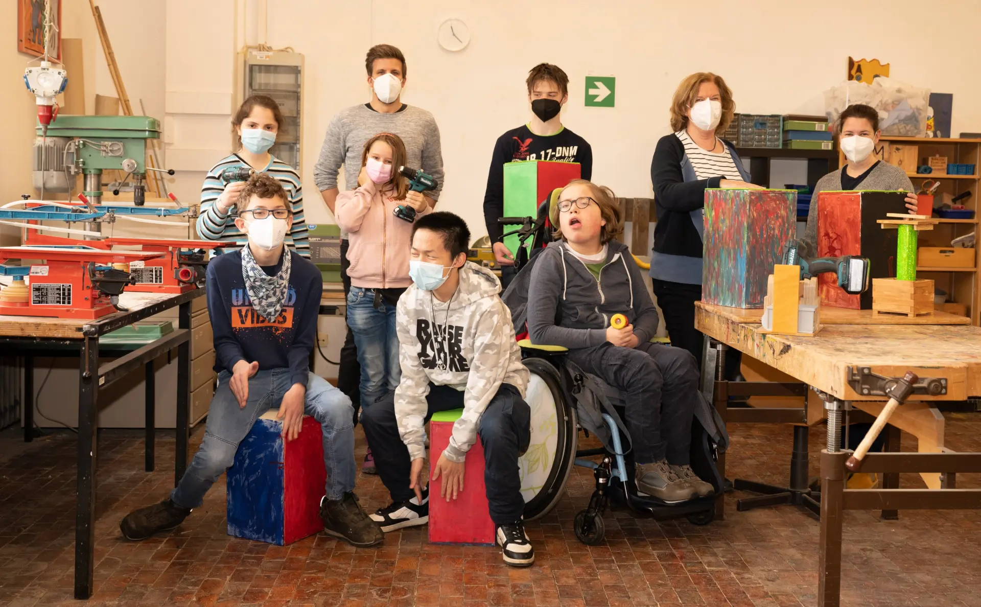 Schüler*innen beim Projekt SelbstWERKsamkeit in der Werkstatt