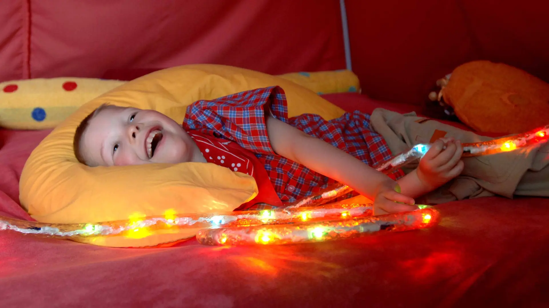 Kind erhält visuelle Reize durch einen Lichtschlauch