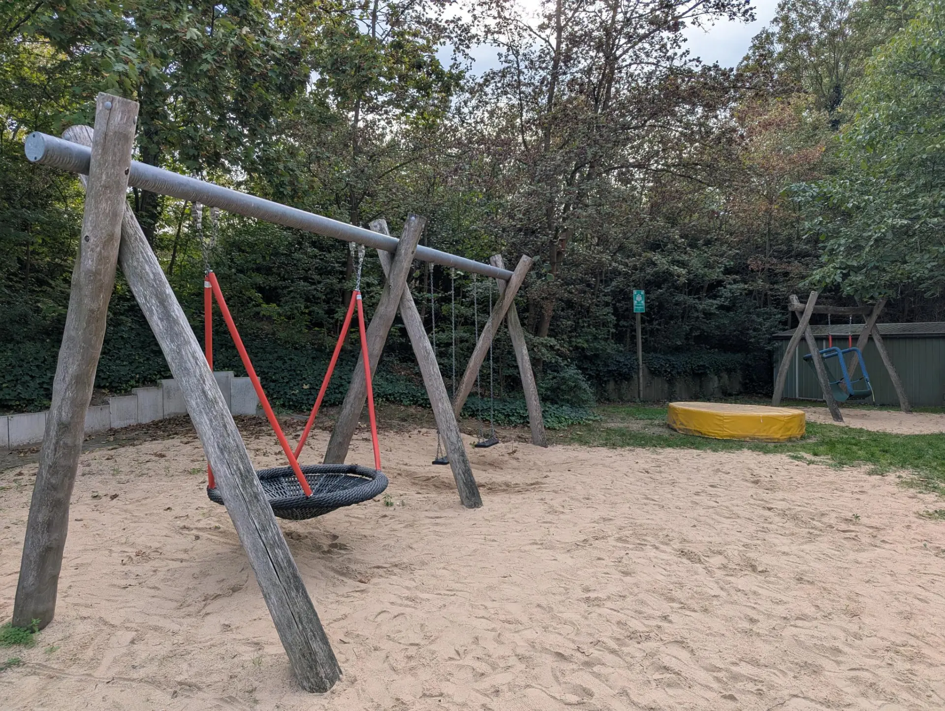 Verschiedene Schaukeln auf dem Schulhof im Sand