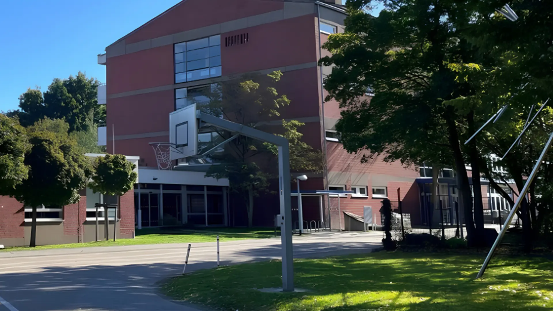 Panoramaaufnahme vom Schulgebäude