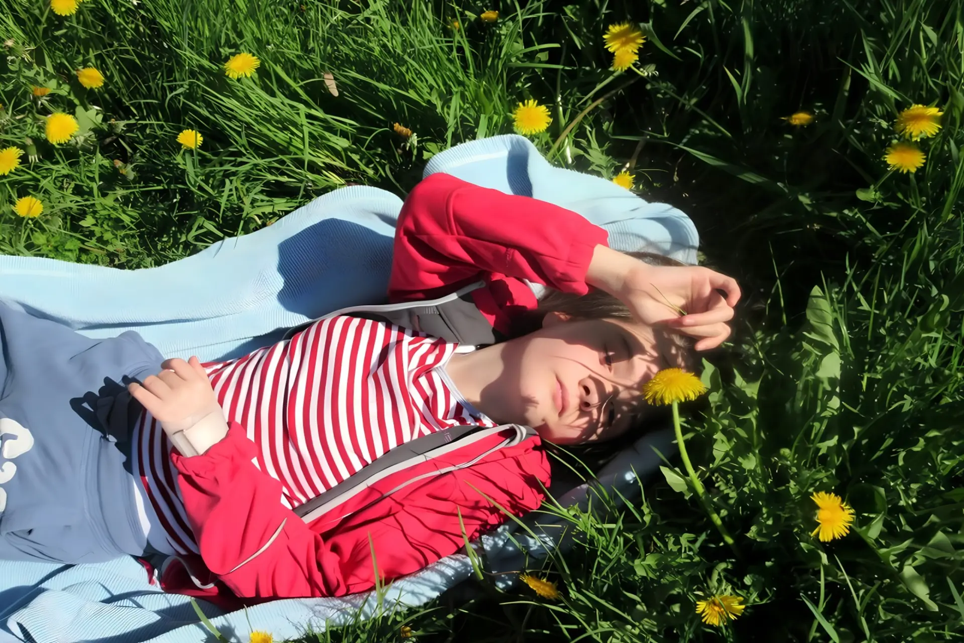 Kind liegt im Gras