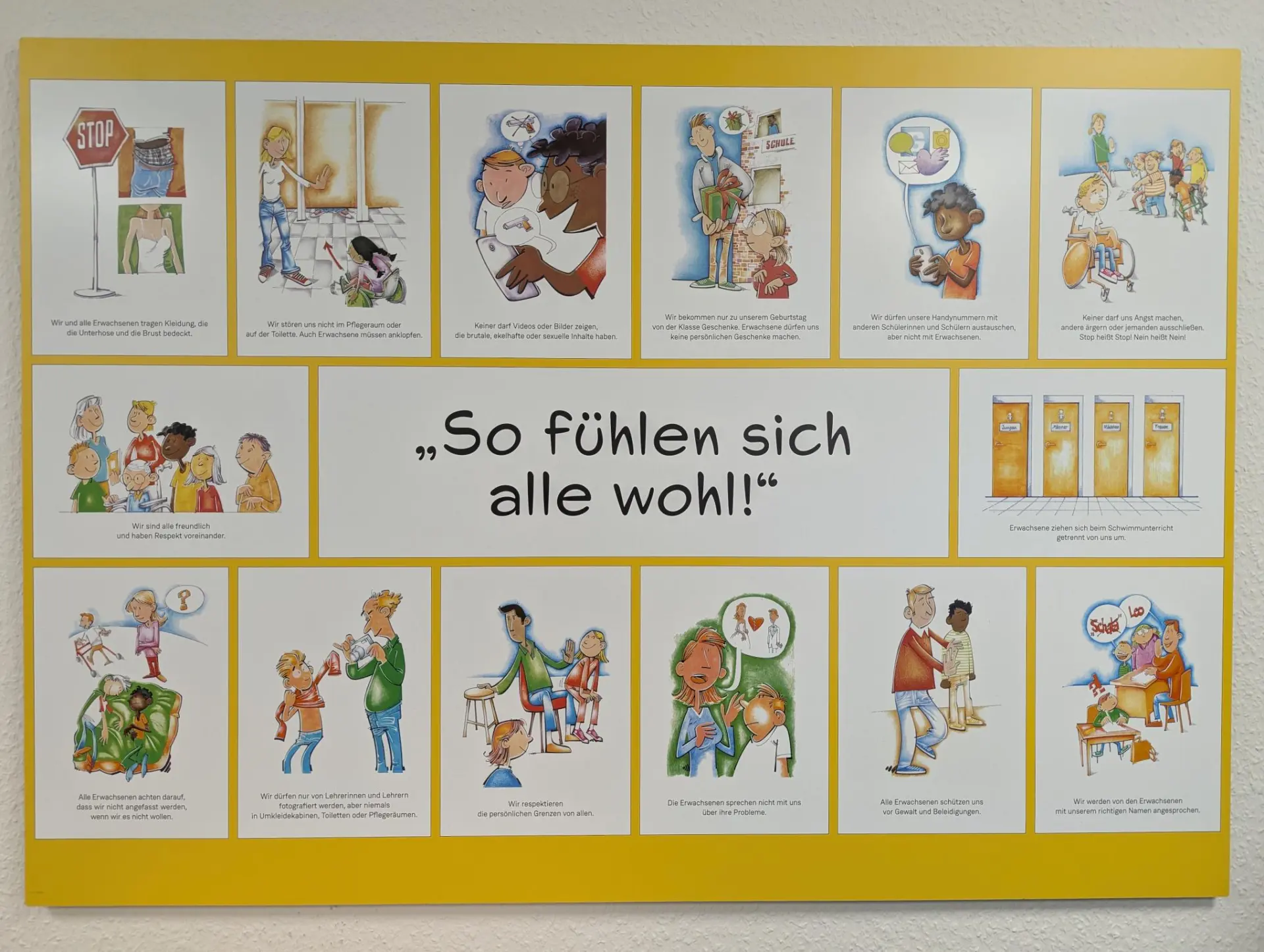 Plakat zum Verhaltenskodex zeigt die Schulregeln auf