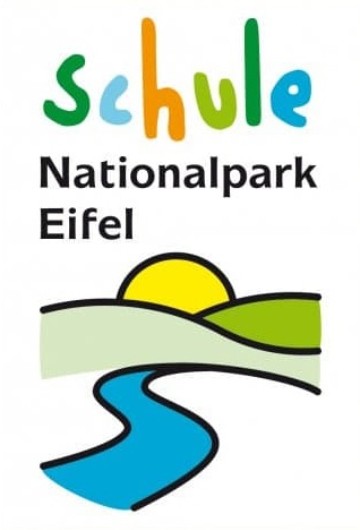  Logo der Nationalparkschule Eifel: Das bunte Wort "Schule" ist oben, darunter stehen die Worte „Nationalpark Eifel“ in dunkler, fetter Druckschrift. Die Grafik zeigt grüne Hügel und einen blauen Fluss, der sich wie ein Weg durch die Hügel schlängelt. Der obere Teil ist hellgrün, der untere ist dunkelgrün. Am Horizont hinter den Hügeln steht eine gelbe Sonne.