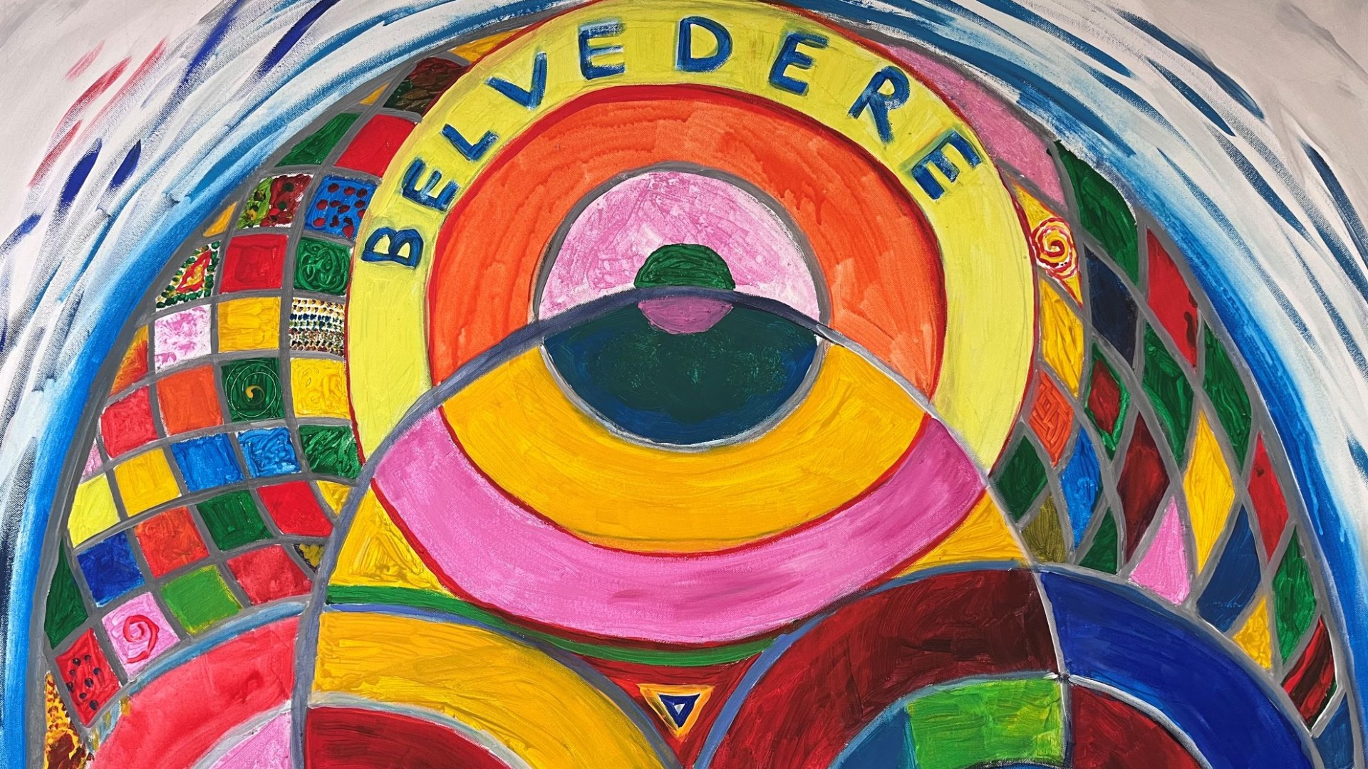 Farbenfrohes, abstraktes Gemälde mit dem Schriftzug „BELVEDERE“. Es zeigt konzentrische Kreise, bunte Karomuster und dynamische blaue Pinselstriche auf weißem Grund in einem modernen, naiven Stil.