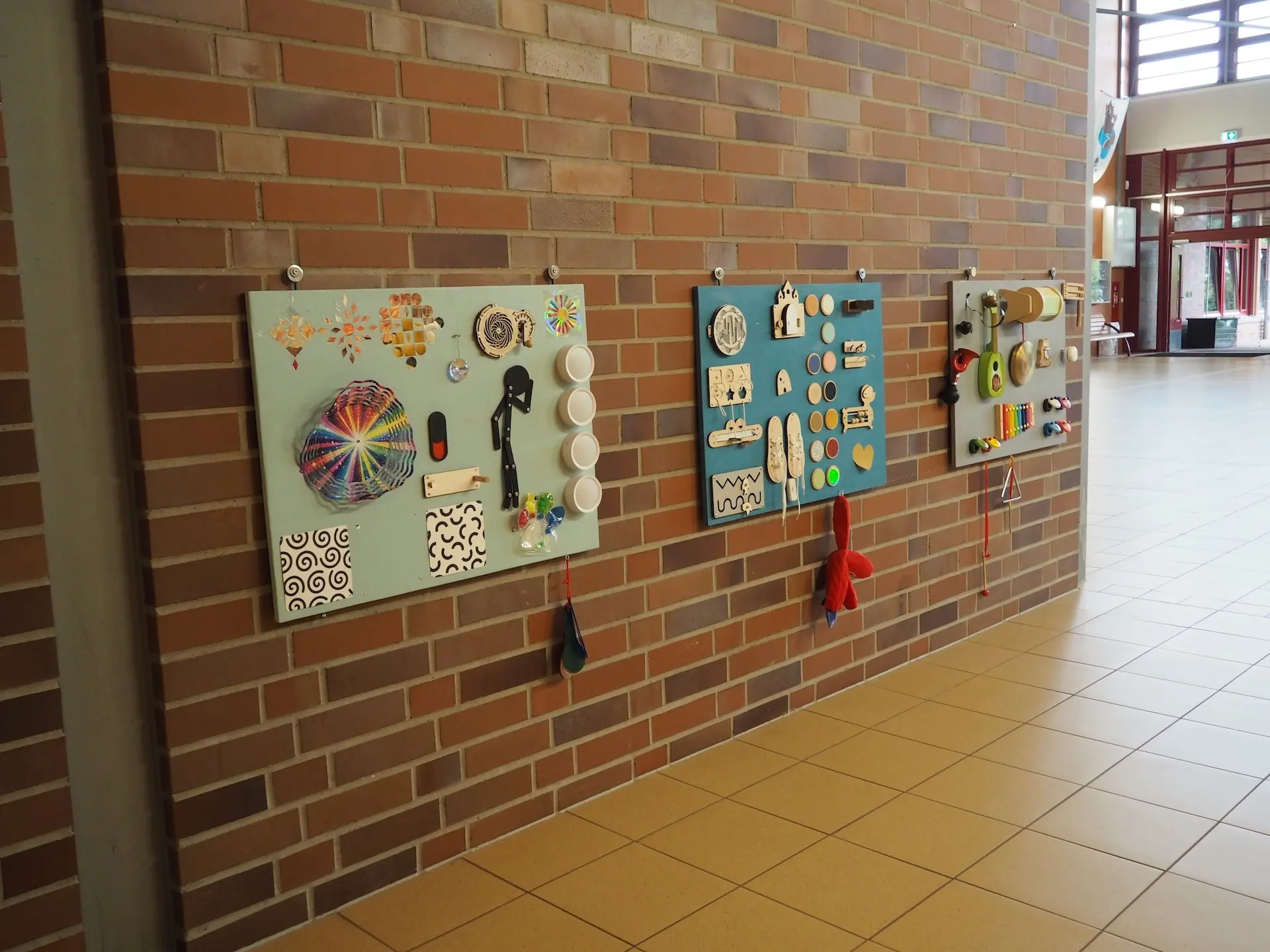 Activity Boards hängen im Schulflur