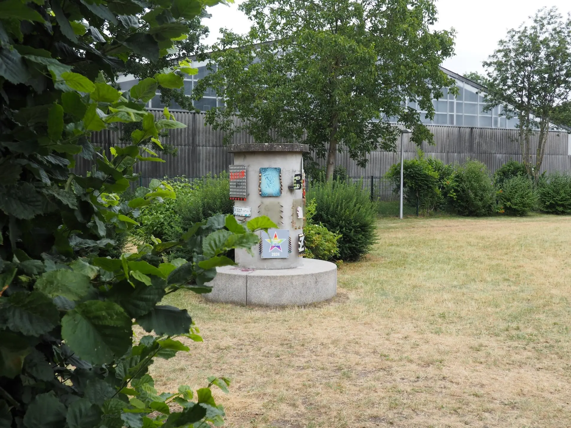 Denkmal der Abschlussstufe im Garten der Schule