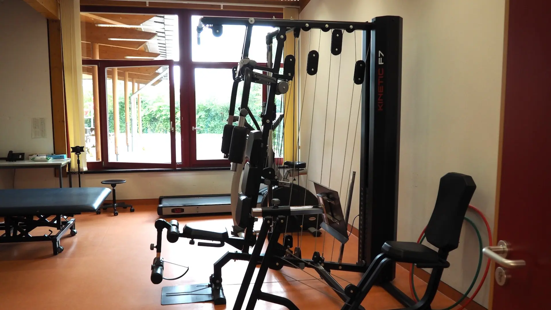 Raum der Physiotherapie mit Geräten