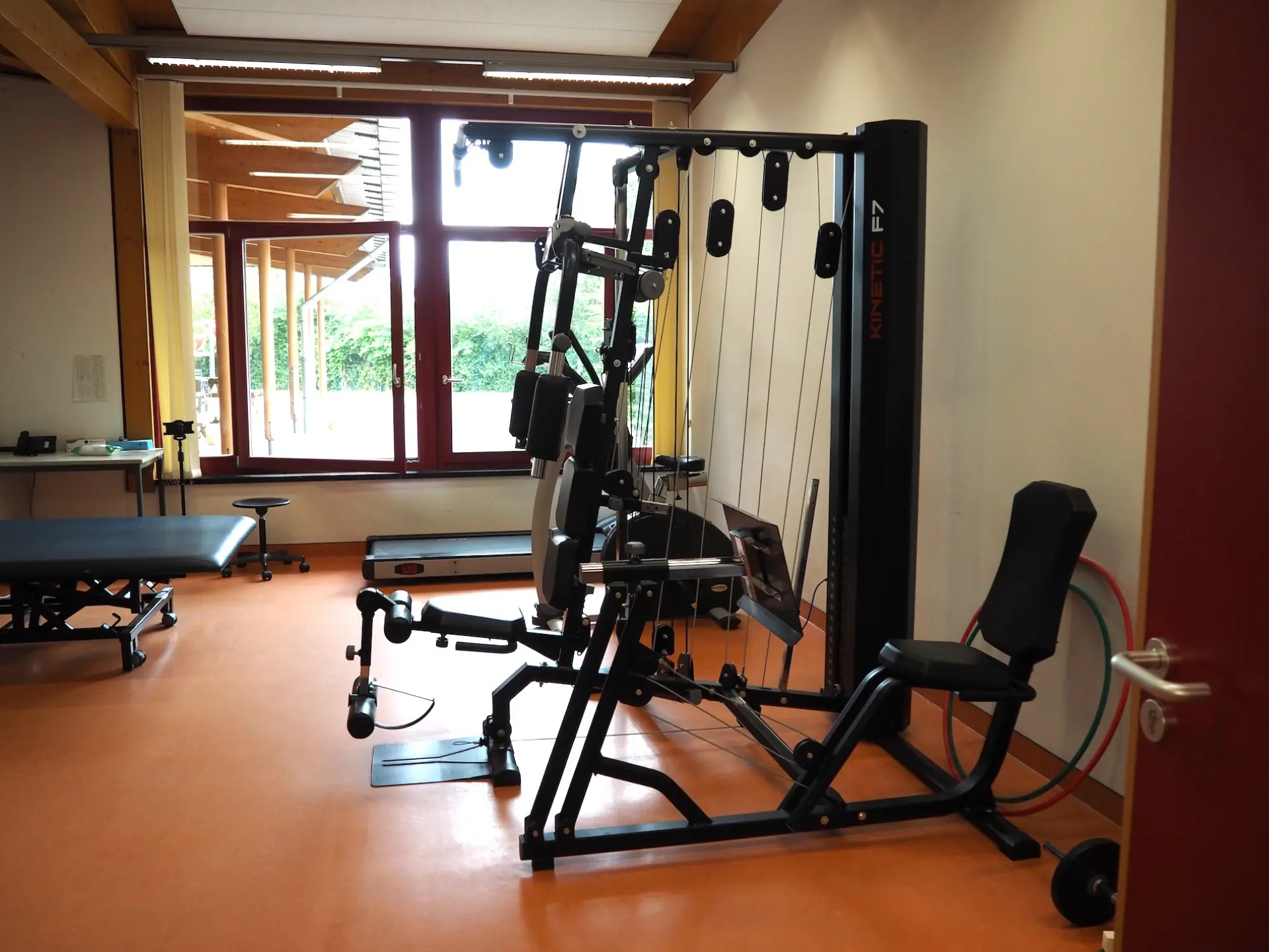 Raum der Physiotherapie mit Geräten