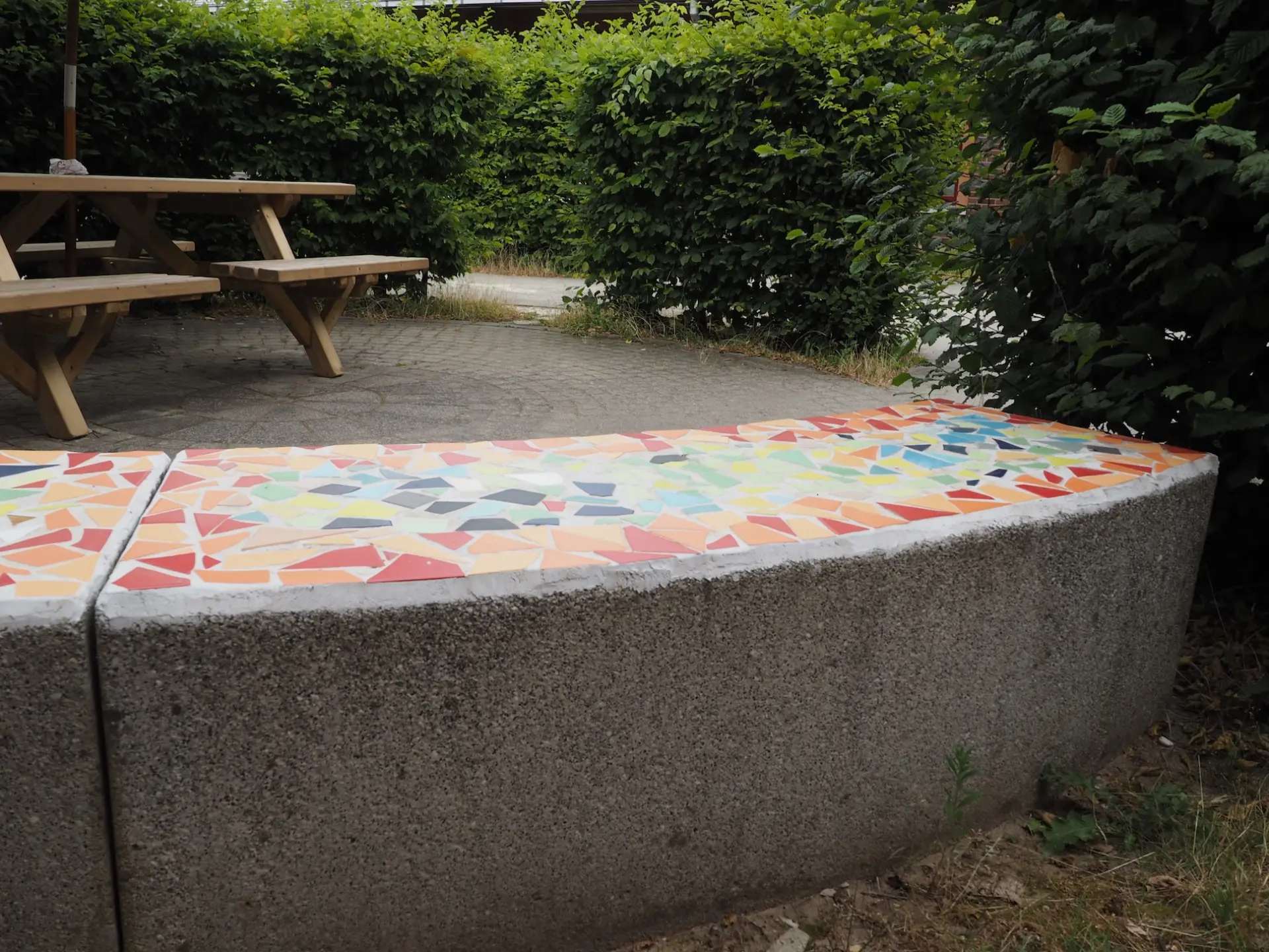 Mosaik-Bänke auf dem Schulhof