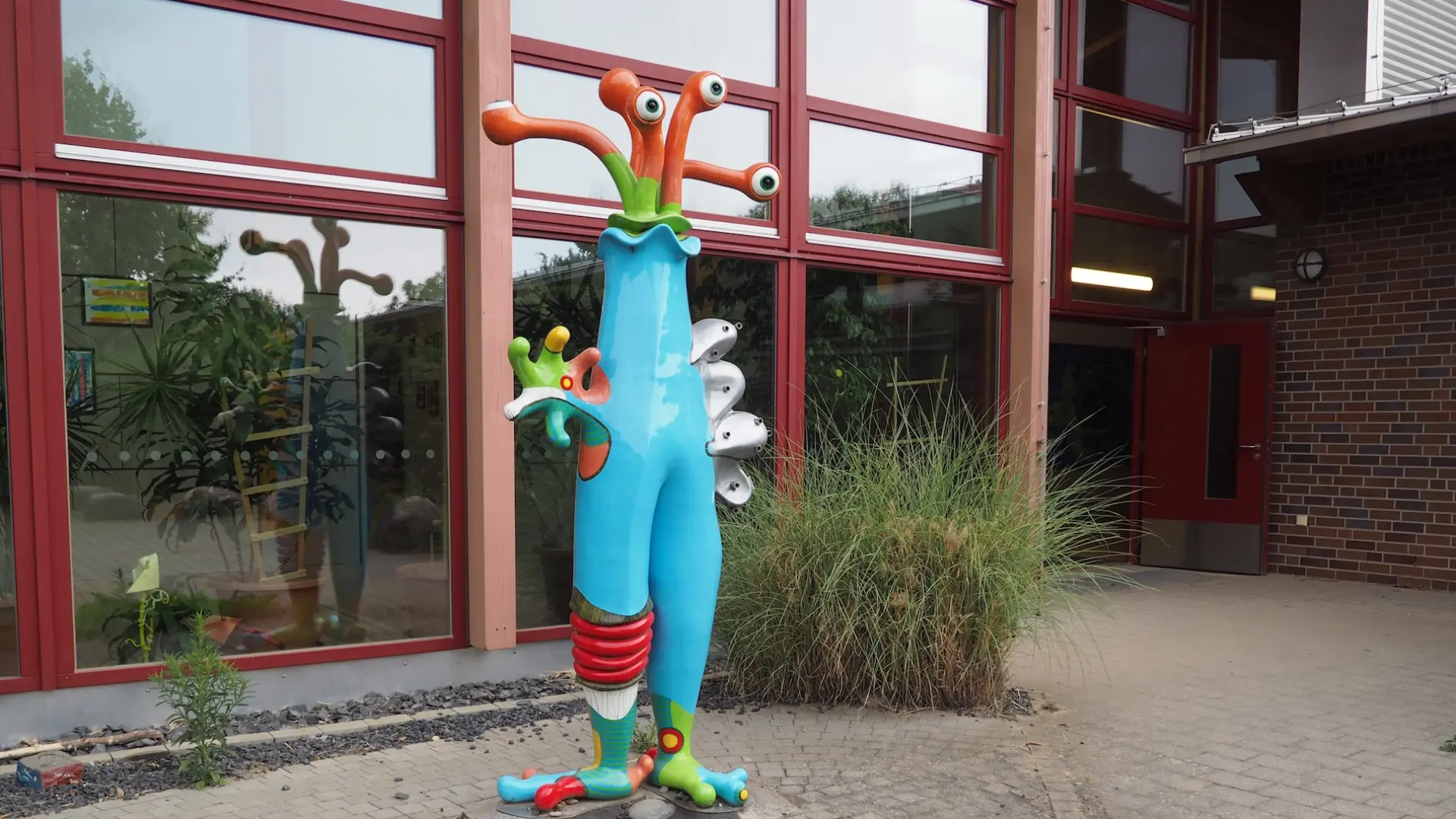 Trauerstatue auf der Gedenkstätte der Schule