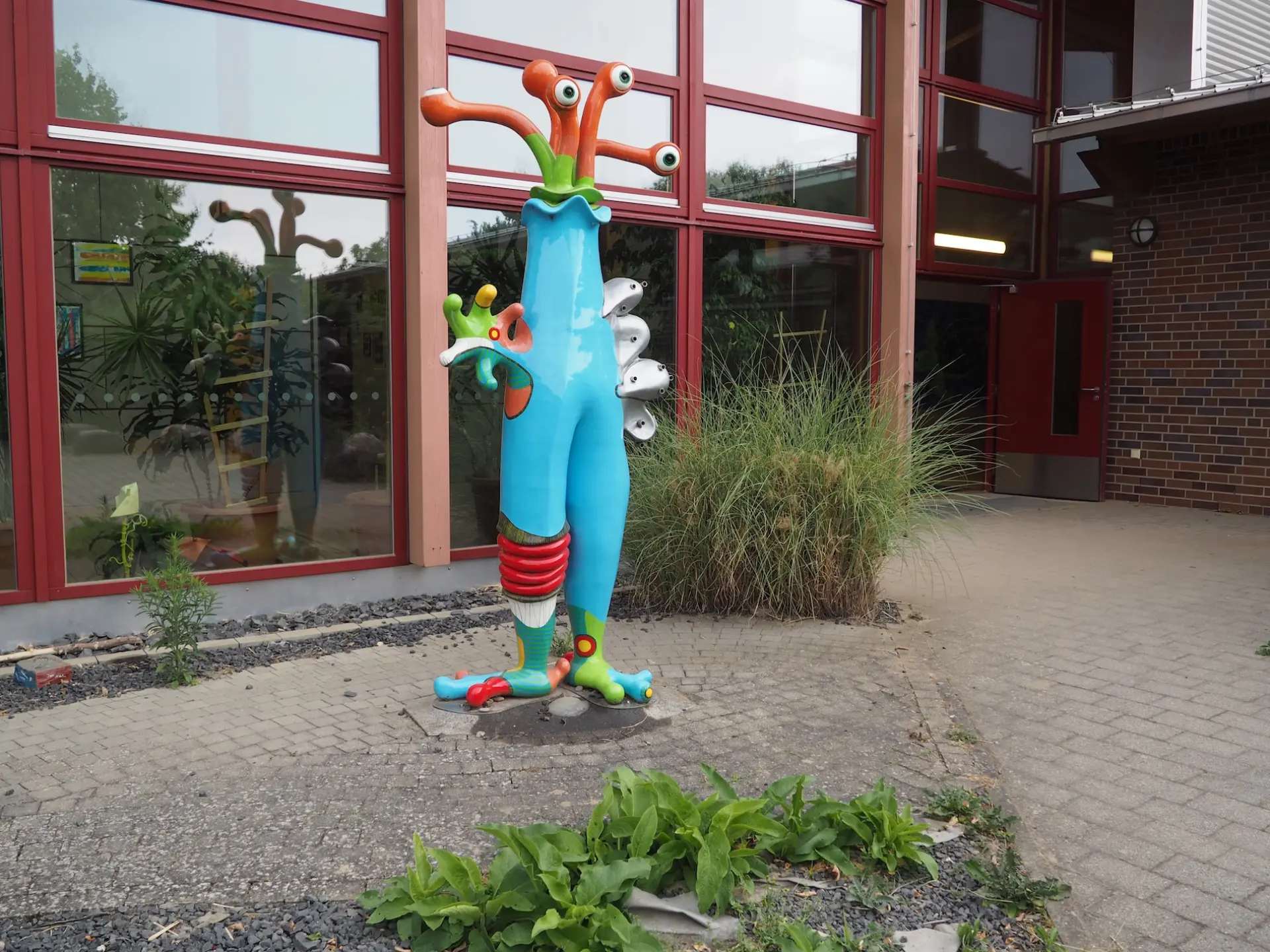 Trauerstatue auf der Gedenkstätte der Schule