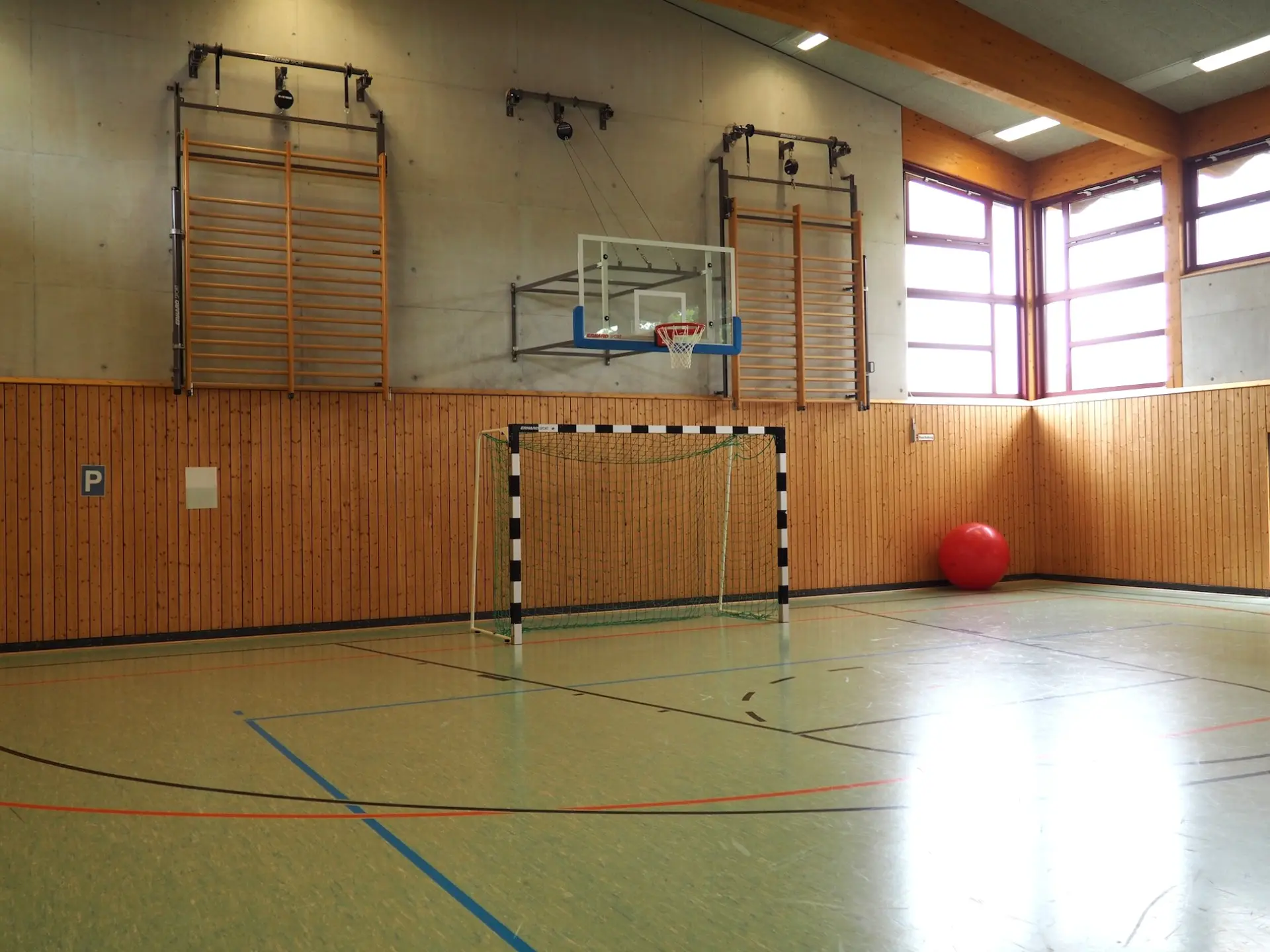 Blick in Turnhalle mit Fußballtor und Basketballkorb