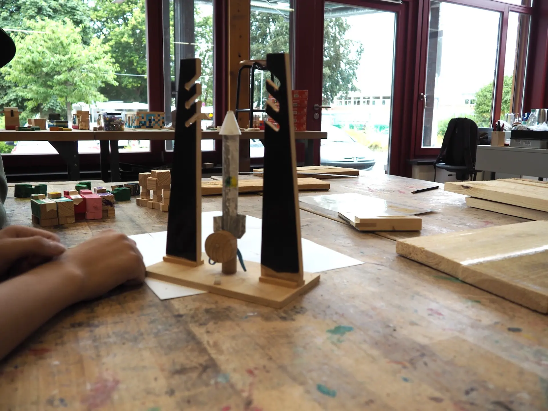 Kind beim Werken mit Holz