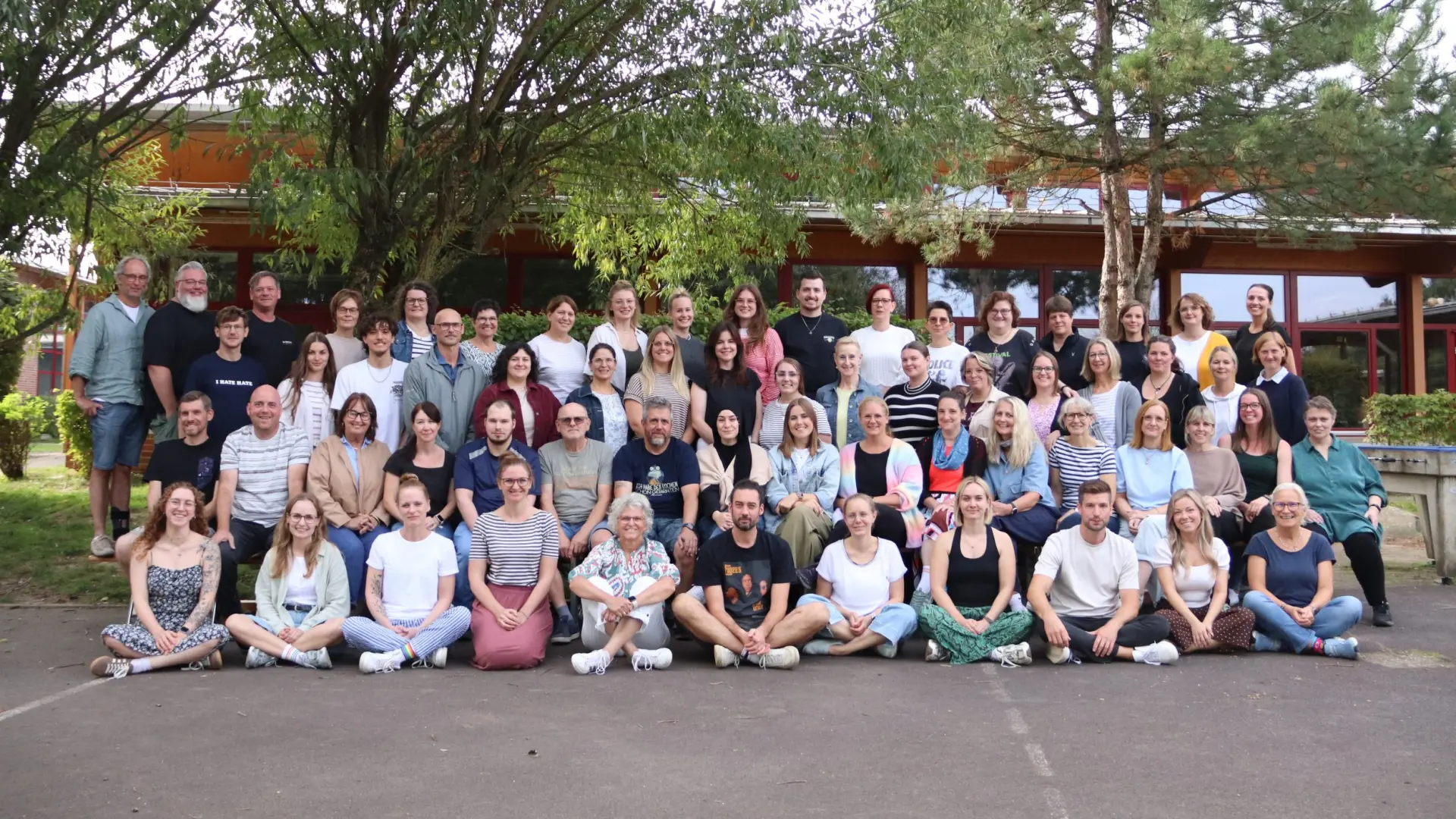 Gruppenfoto des Kollegiums der Schule