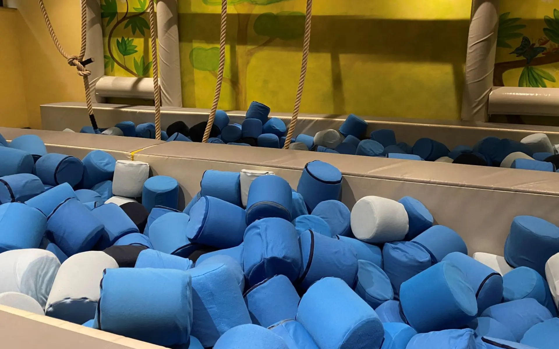 Kinder sitzen auf einem Schwungreifen