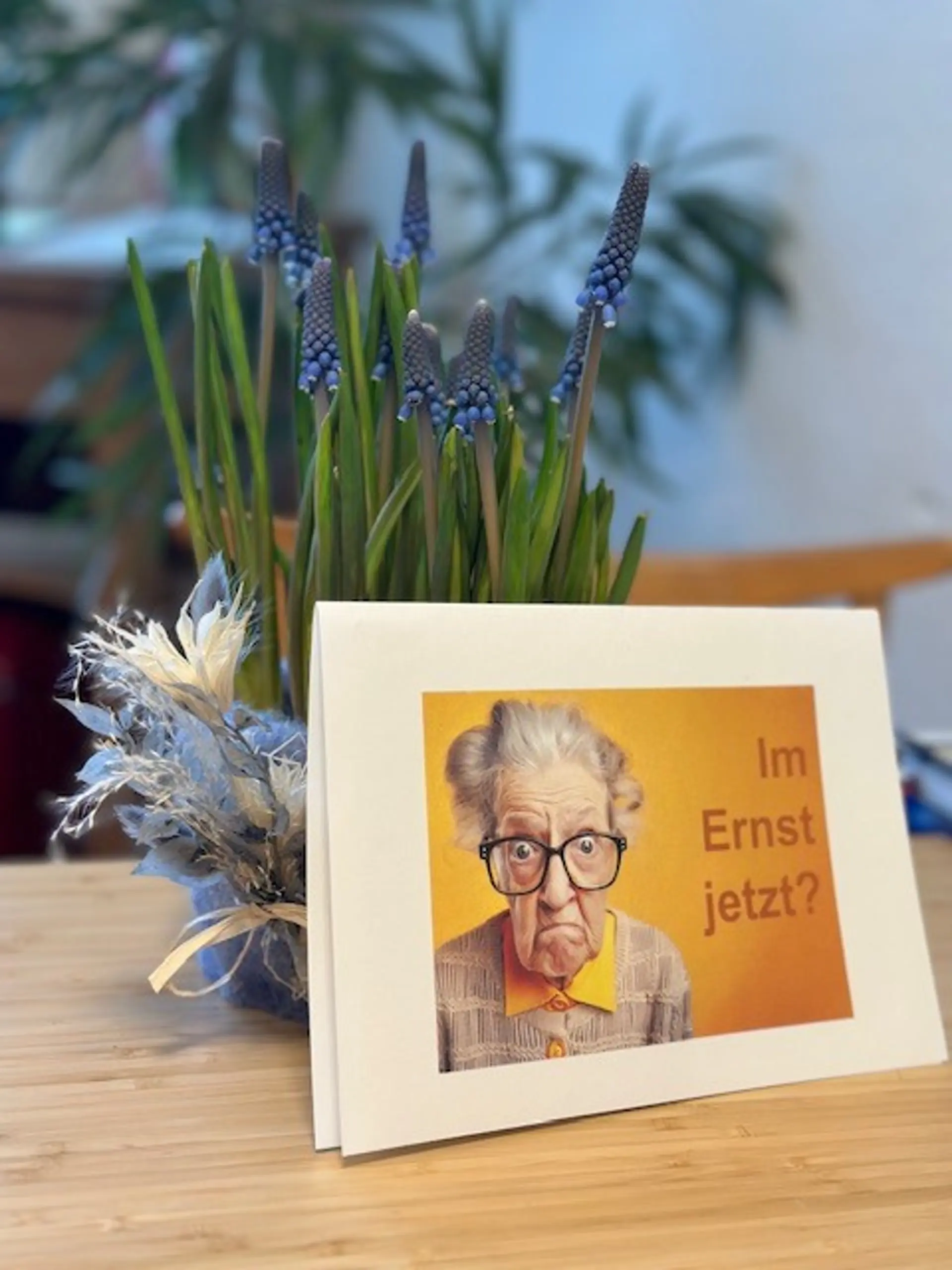Das Bild zeigt einen Blumenstrauß und eine Einladungskarte zur Abschiedsfeier.