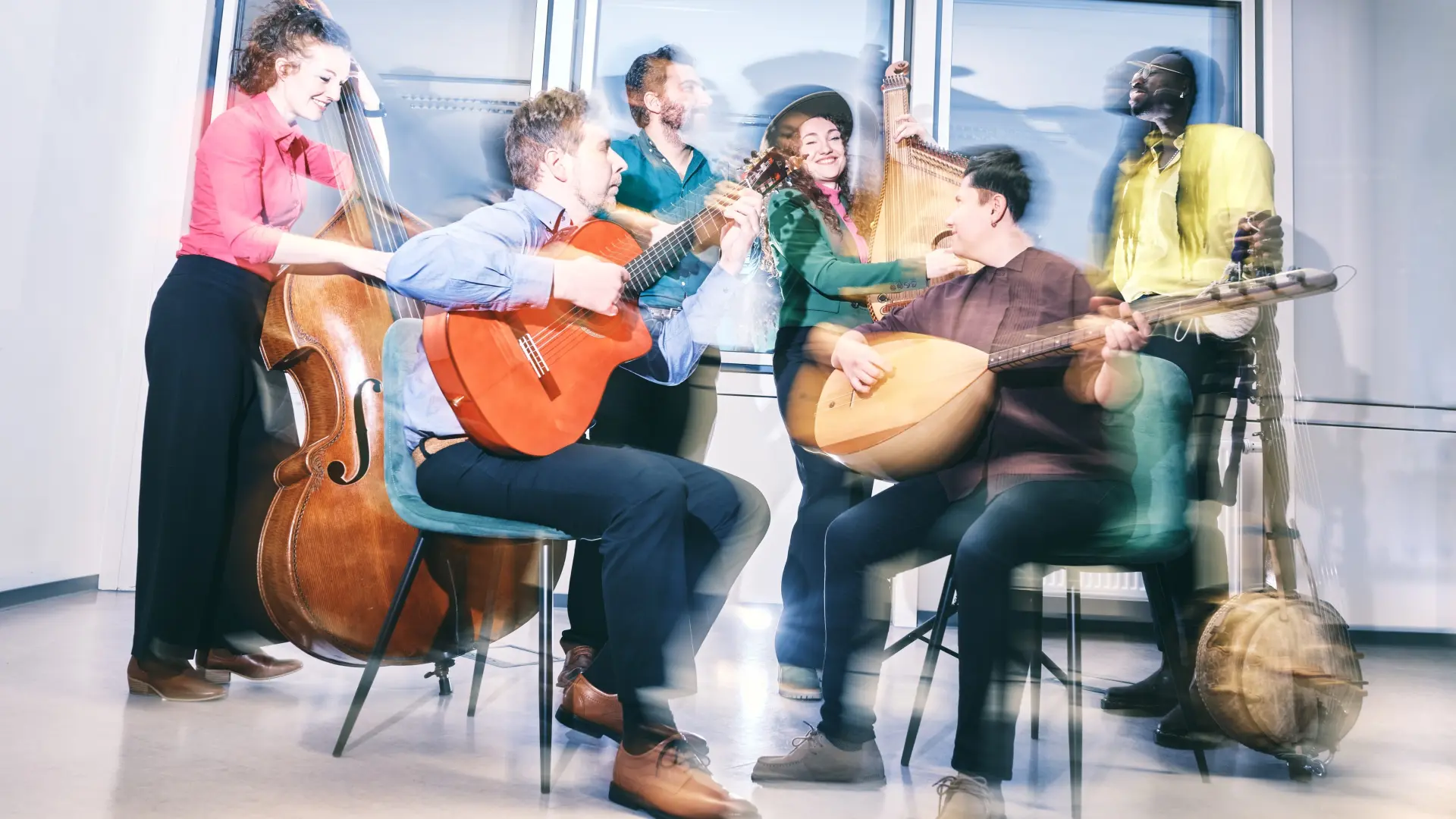 Die Tiny Bridges mit ihren Instrumenten sitzen im Zuschauerraum.