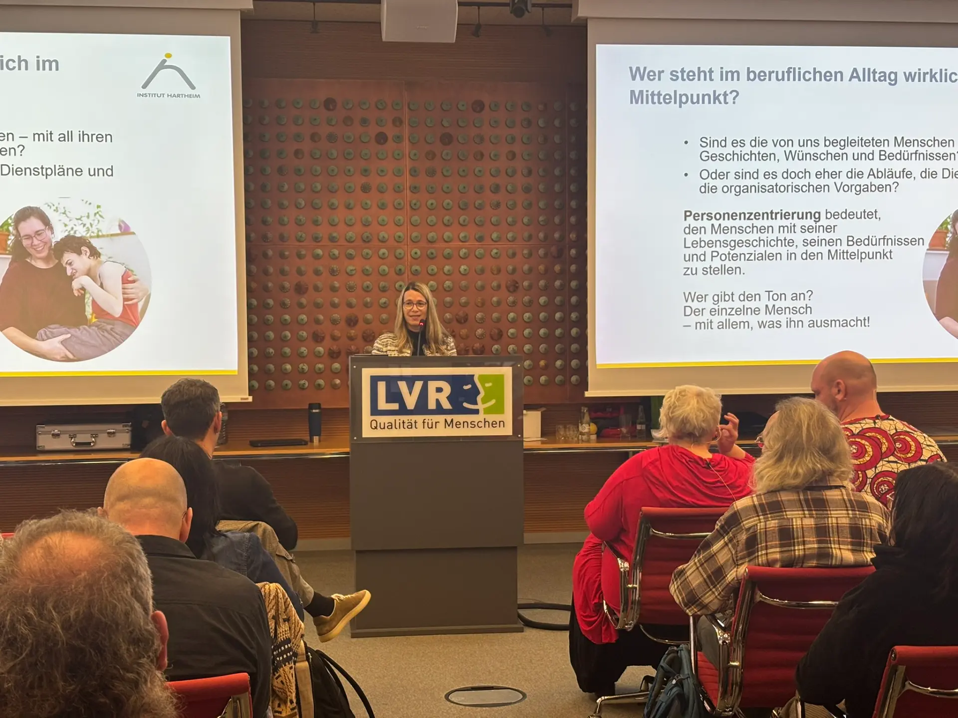 Vortrag einer Teilnehmerin im Plenum.