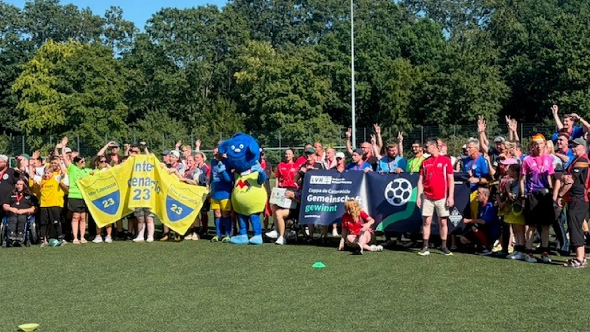 Gruppenbild aller Mannschaften des Fußballturniers