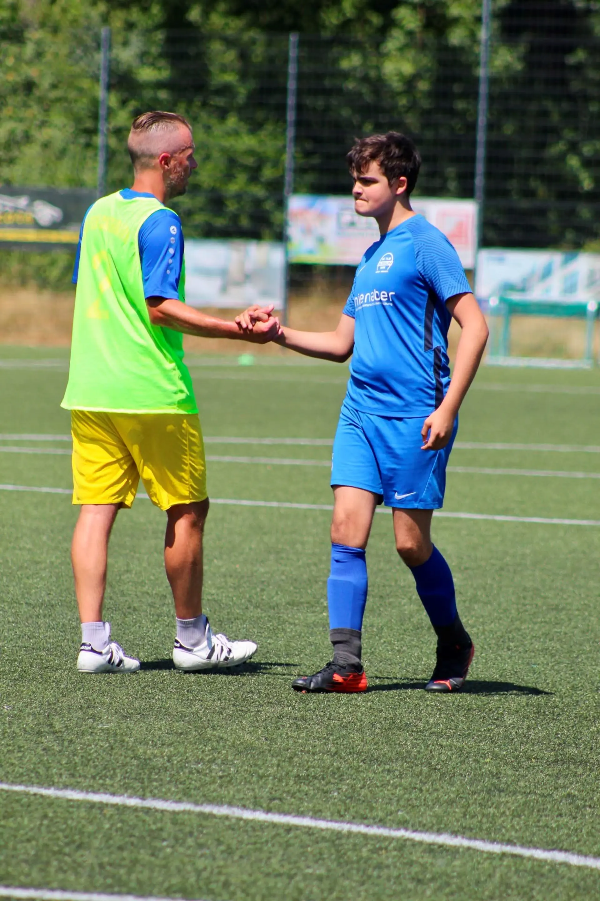 Zwei Spieler reichen sich die Hand.
