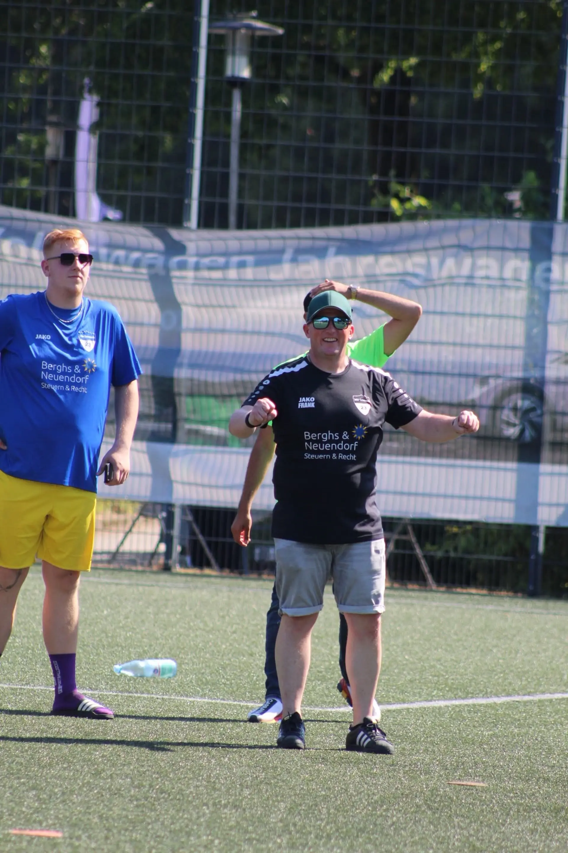 Ein Mann jubelt am Spielfeldrand.