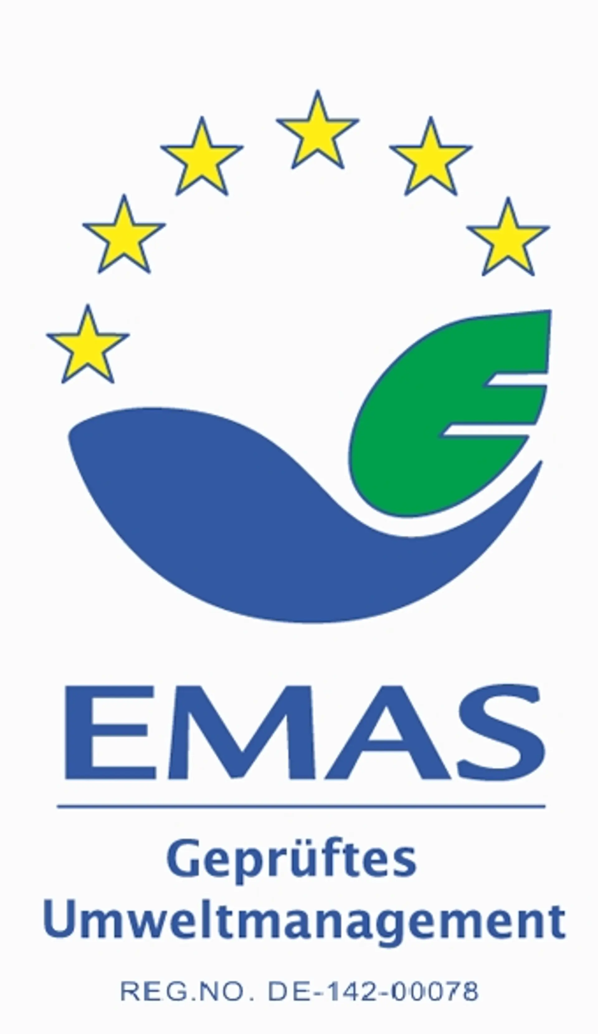 Logo mit sieben gelben Sternen in einem Halbkreis über einer blauen Wellenform und einem grünen stilisierten Buchstaben E sowie dem Text 'EMAS Geprüftes Umweltmanagement REG.NO. DE-137-00037'