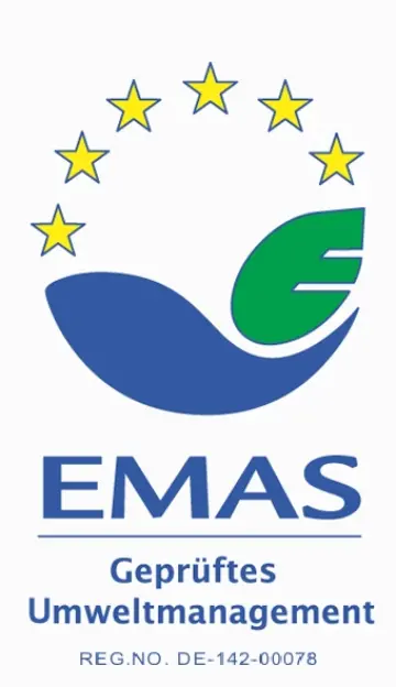  Logo mit sieben gelben Sternen in einem Halbkreis über einer blauen Wellenform und einem grünen stilisierten Buchstaben E sowie dem Text 'EMAS Geprüftes Umweltmanagement REG.NO. DE-137-00037'