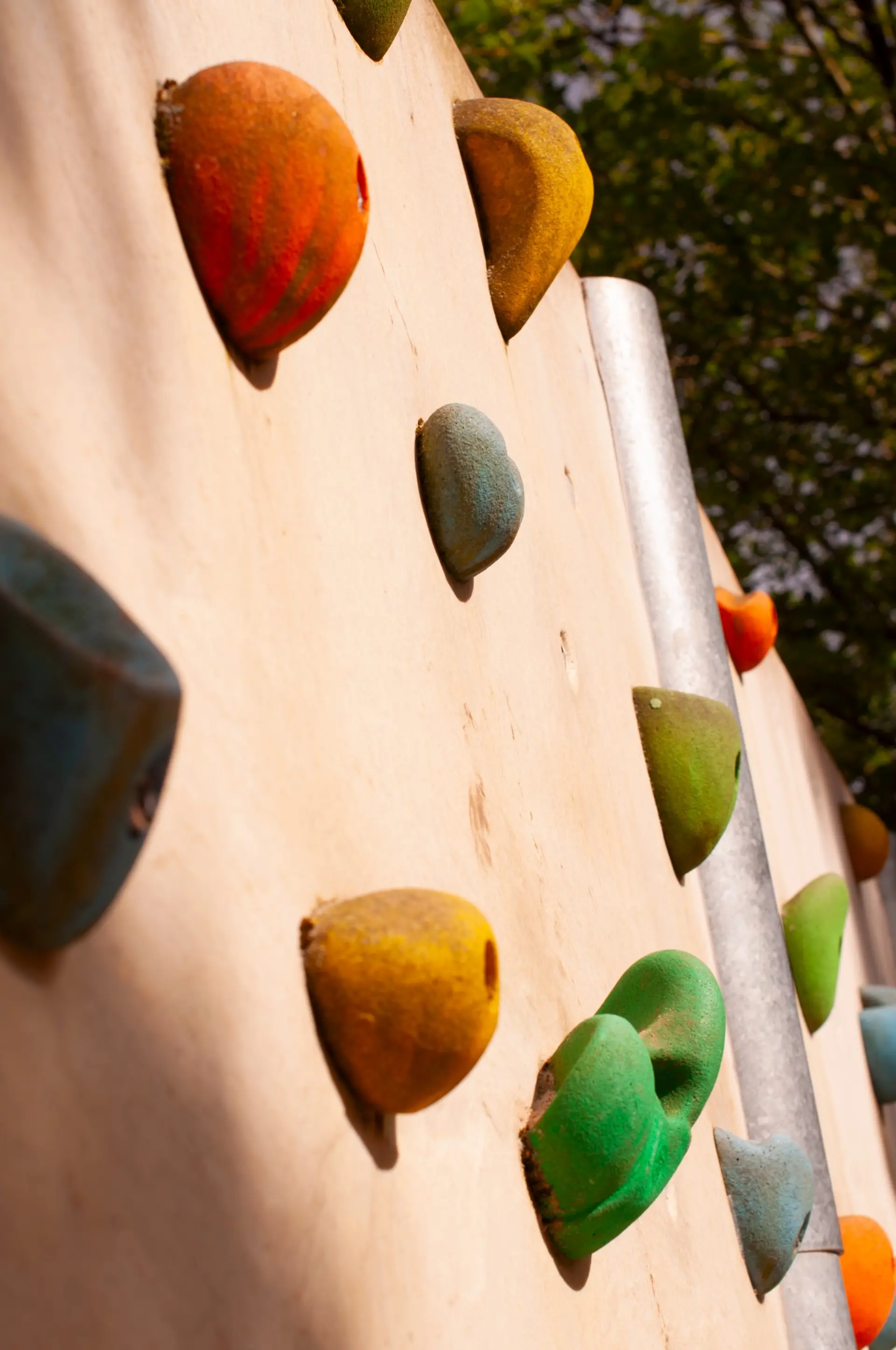 Nahaufnahme von den bunten Steinen an einer Kletterwand