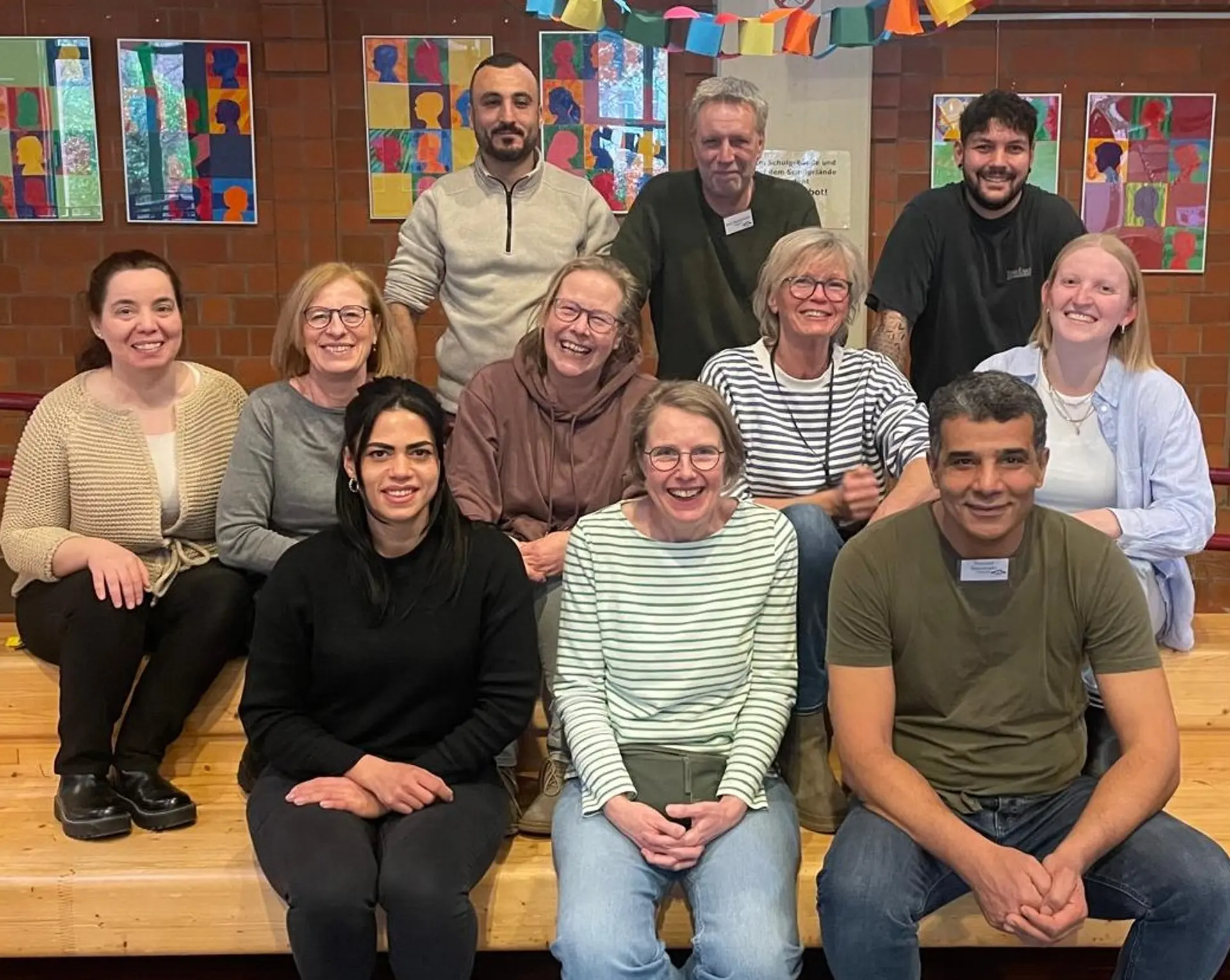 Ein Gruppenporträt des elfköpfigen Pflegeteams der Schule