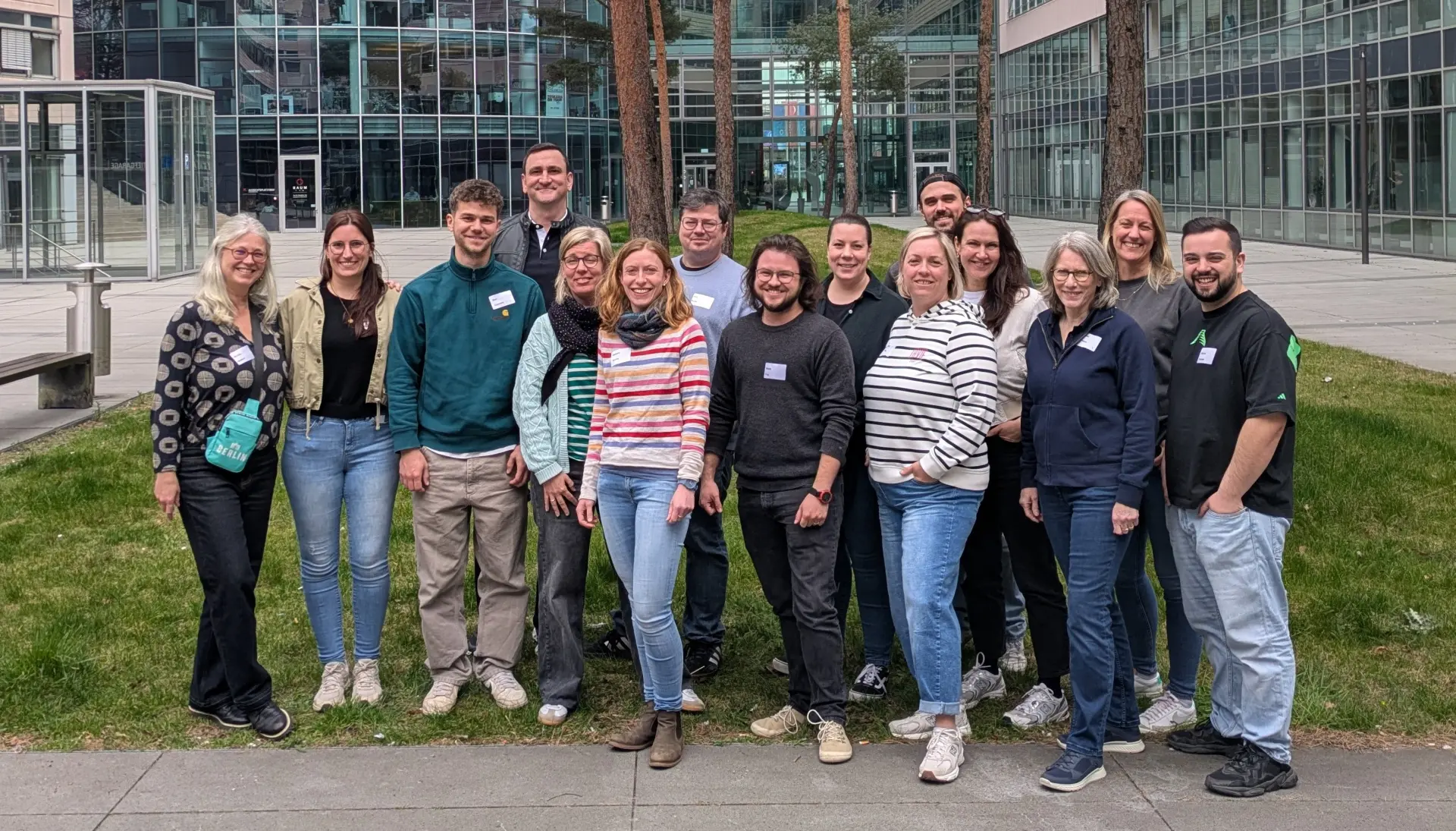 Ein Gruppenbild von 15 Personen, die draußen vor dem LVR-Gebäude in Köln-Deutz fotografiert worden sind.