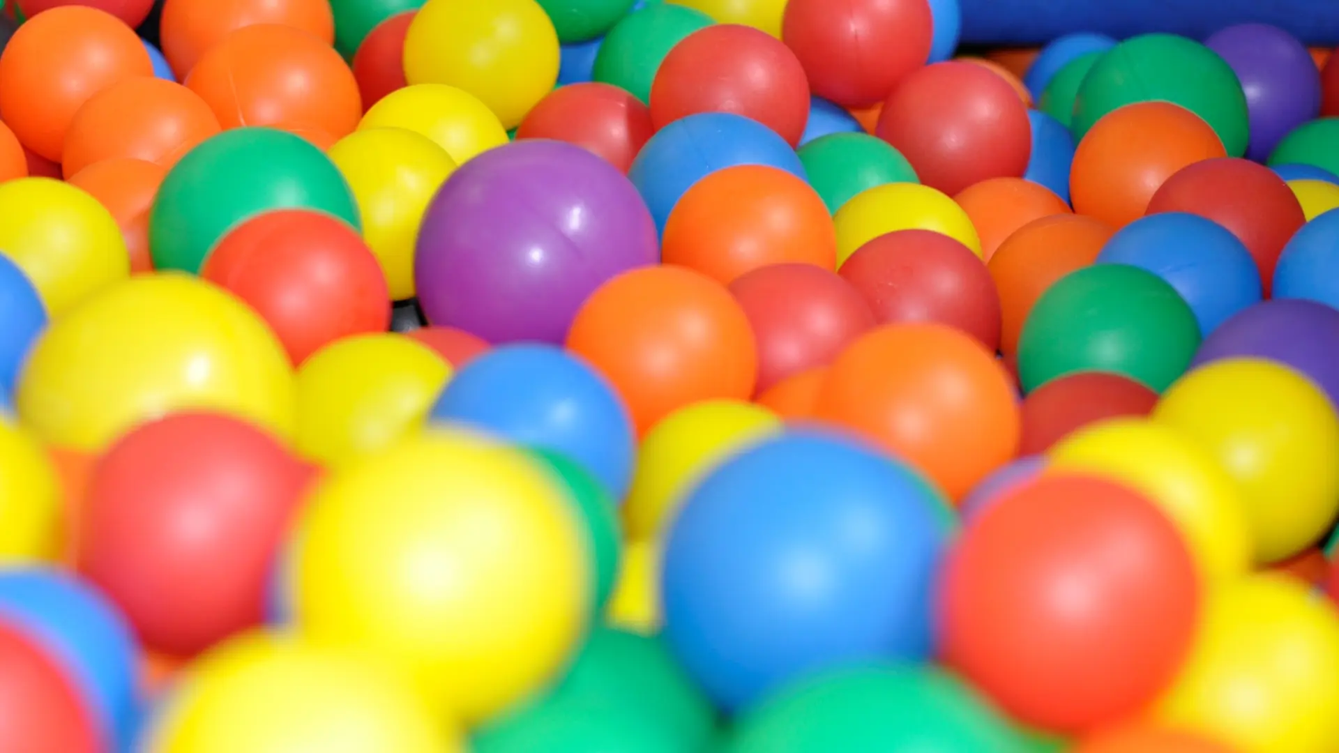 Nahaufnahme von vielen Plastikbällen in verschiedenen Farben für das Bällebad