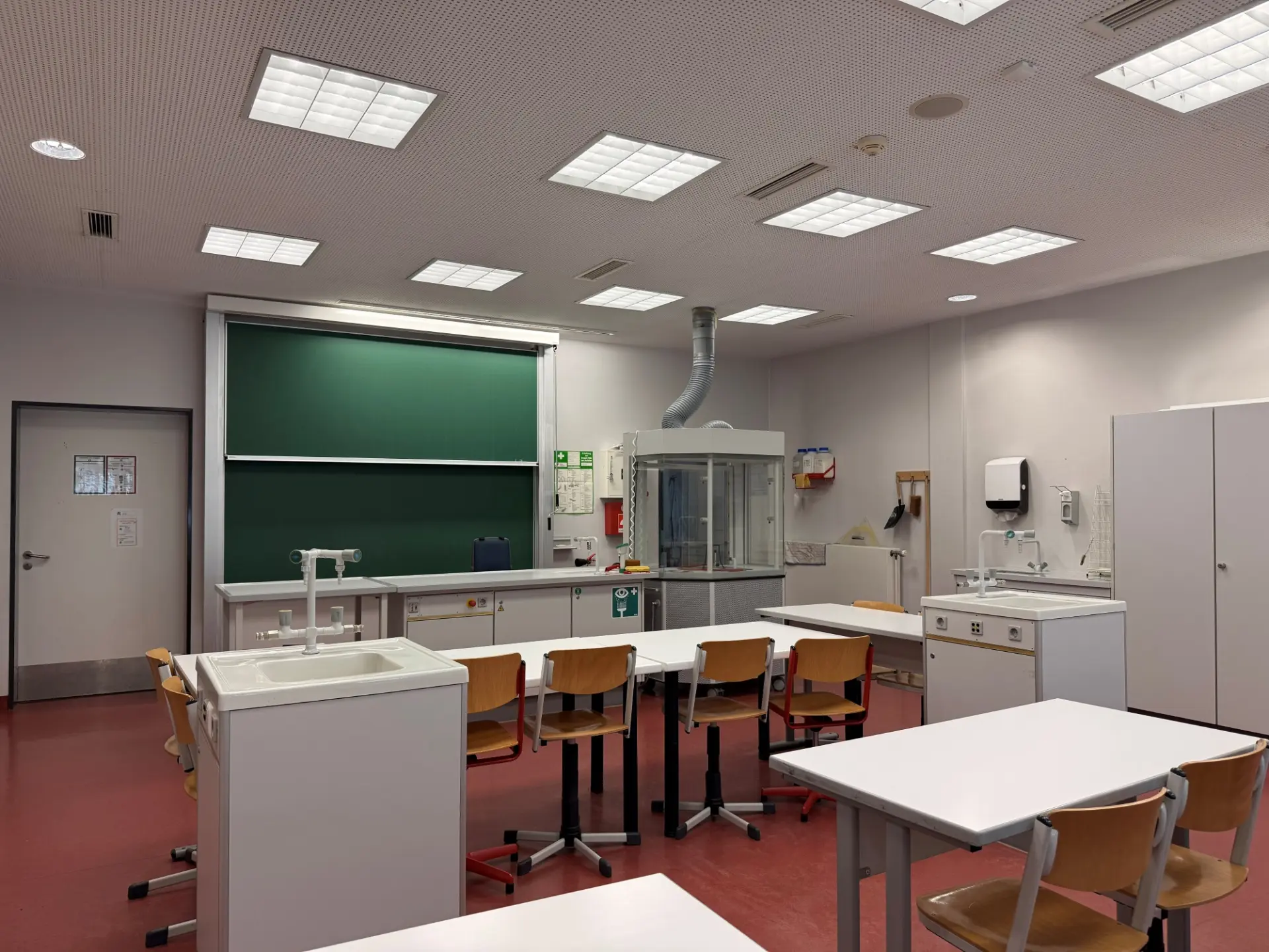 Ein Fachraum für Physik und Chemie der WKS mit Schreibtischen, grüner Tafel, Waschbecken, Chemie-Abzug und anderen Utensilien.