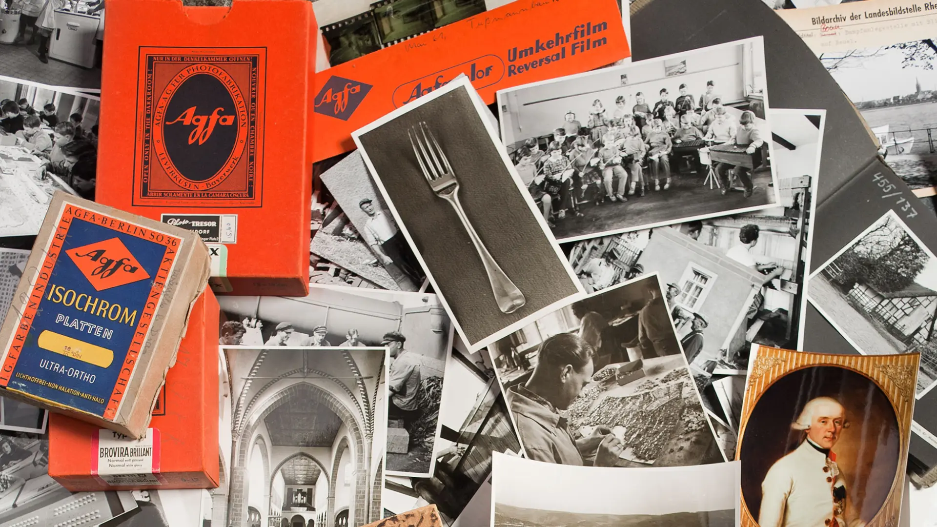 Mehrere schwarz-weiße Fotos liegen nebeneinander